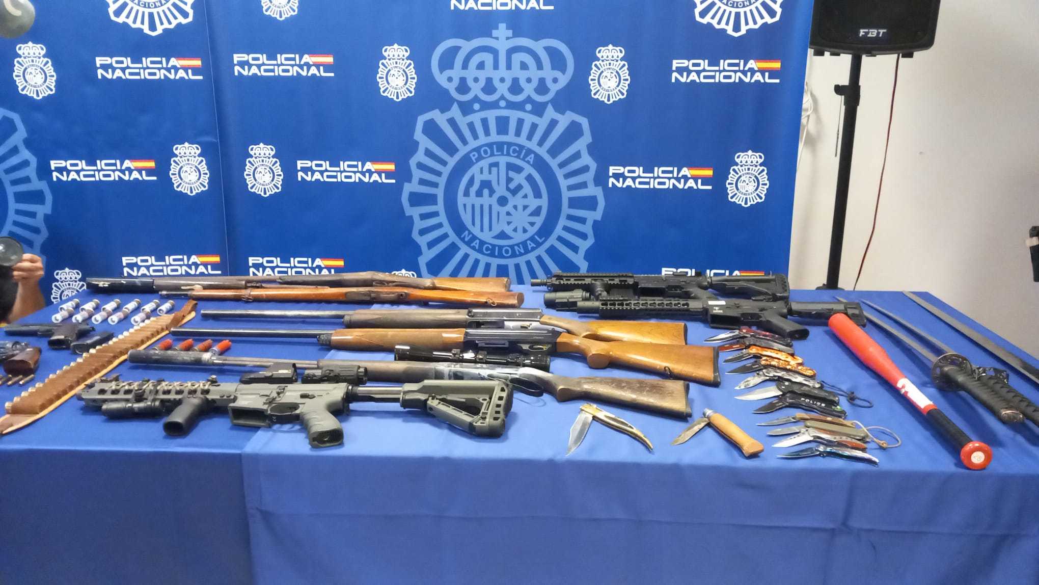 Arsenas de armas requisado por la Polica Nacional en los registros.