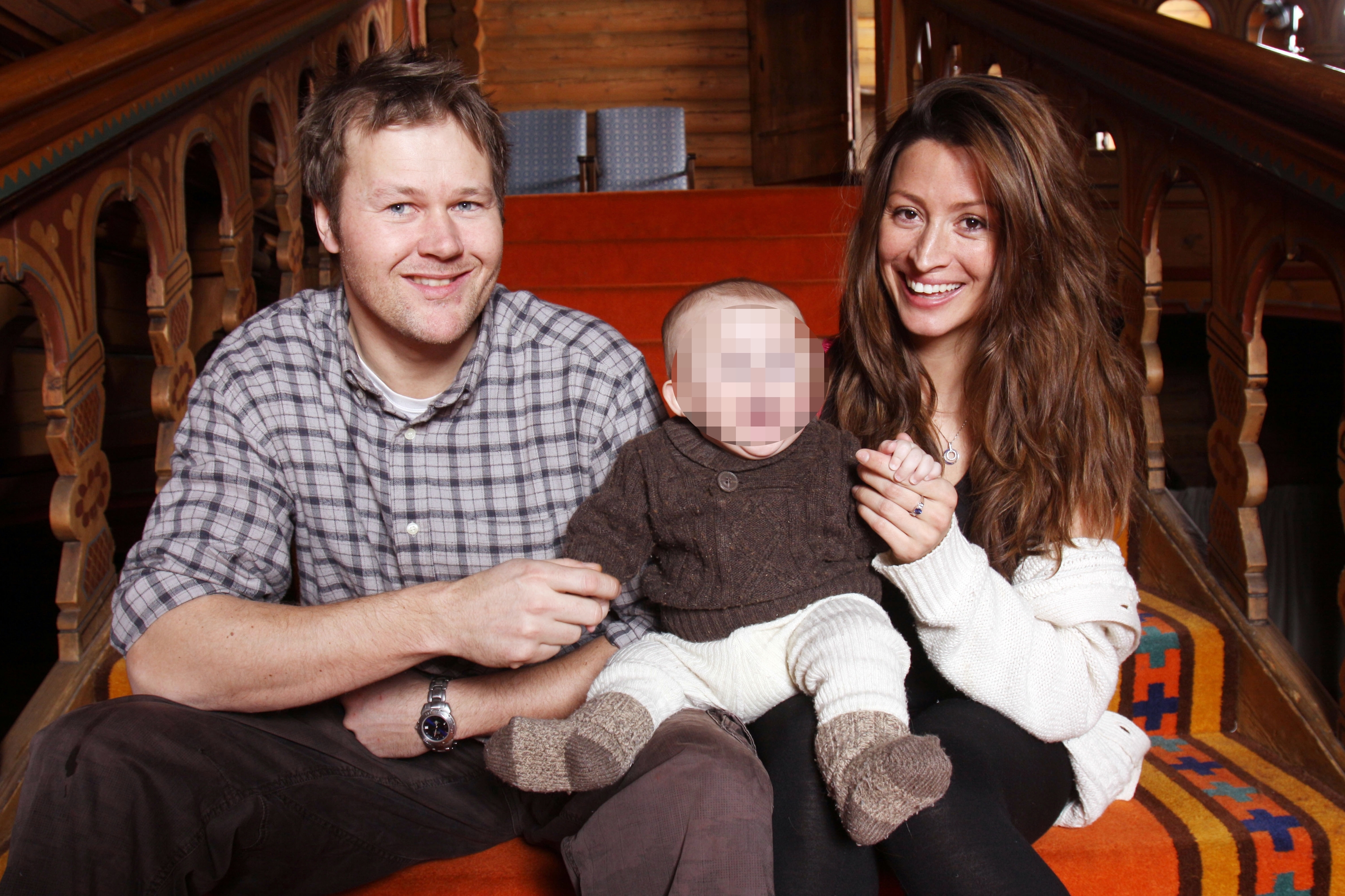 Junto a su marido, Christjar Skaiaa, y uno de sus dos hijos.