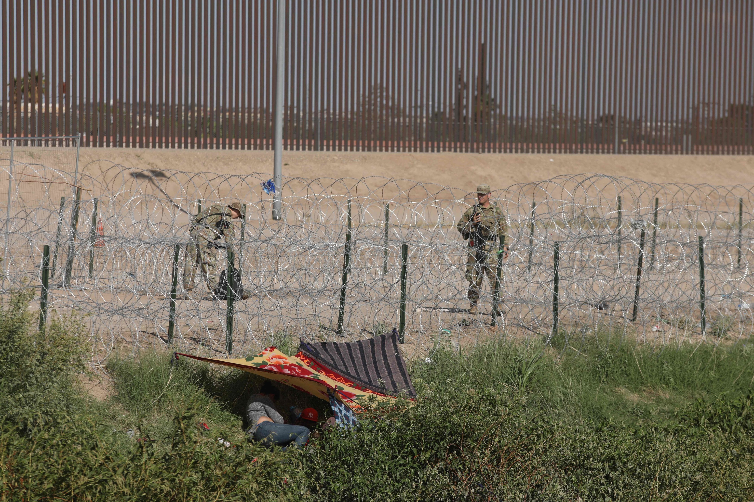 Un militar vigila la frontera entre Estados Unidos y M