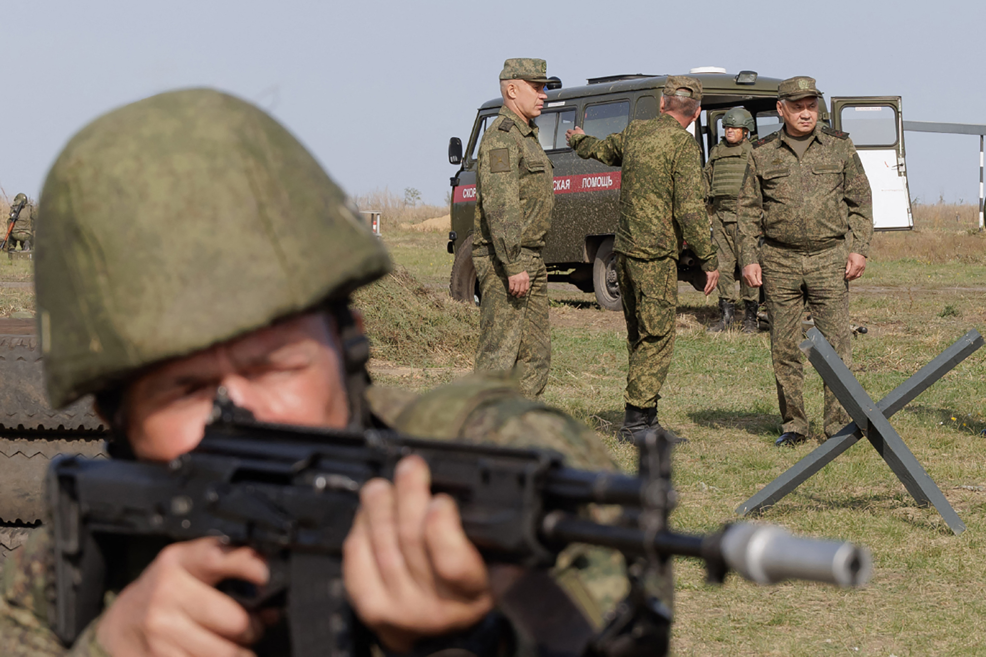 El ministro de Defensa Sergei Shoigu (fondo) en un entrenamiento en el sur de Rusia.