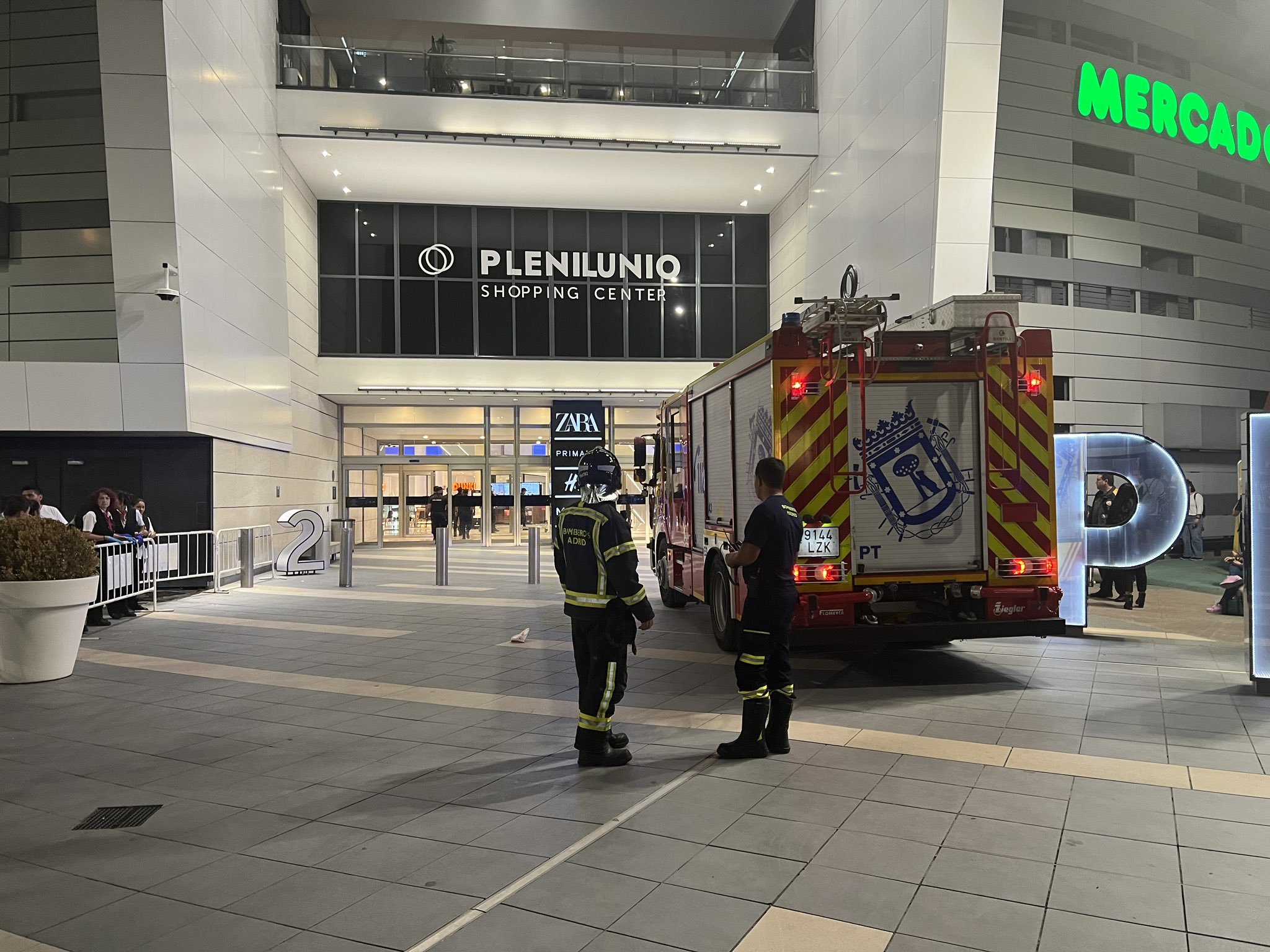 Los servicios de emergencia en la entrada del centro comercial.