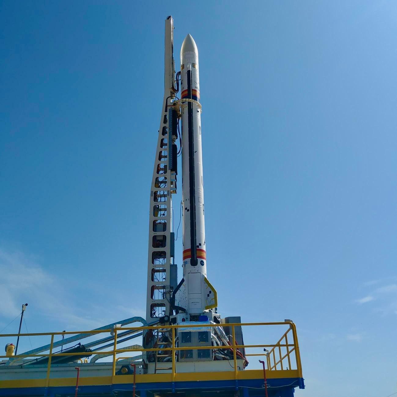 El cohete Miura 1, en la plataforma de lanzamiento, este viernes