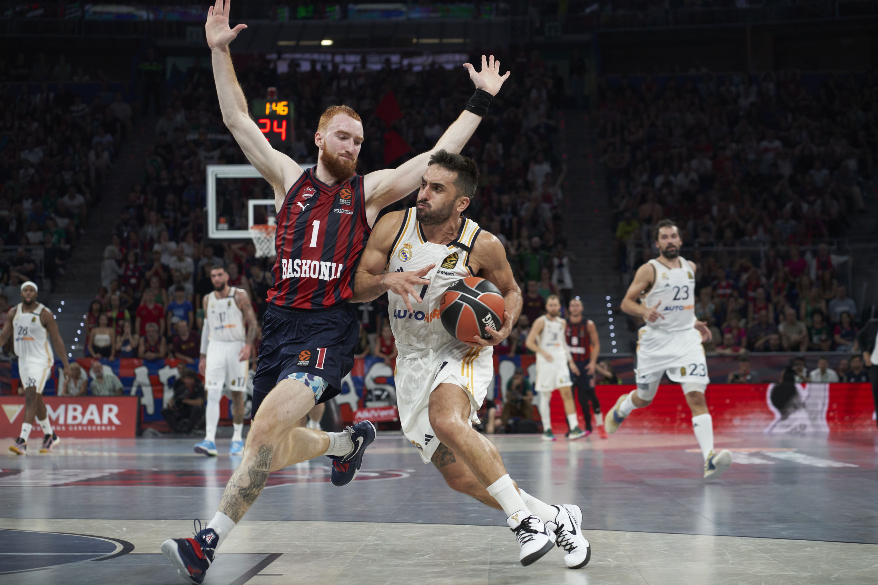 Vitoria-Gasteiz, 06/10/2023.- El base argentino del Real Madrid, Facundo Campazzo (derecha), con el bal