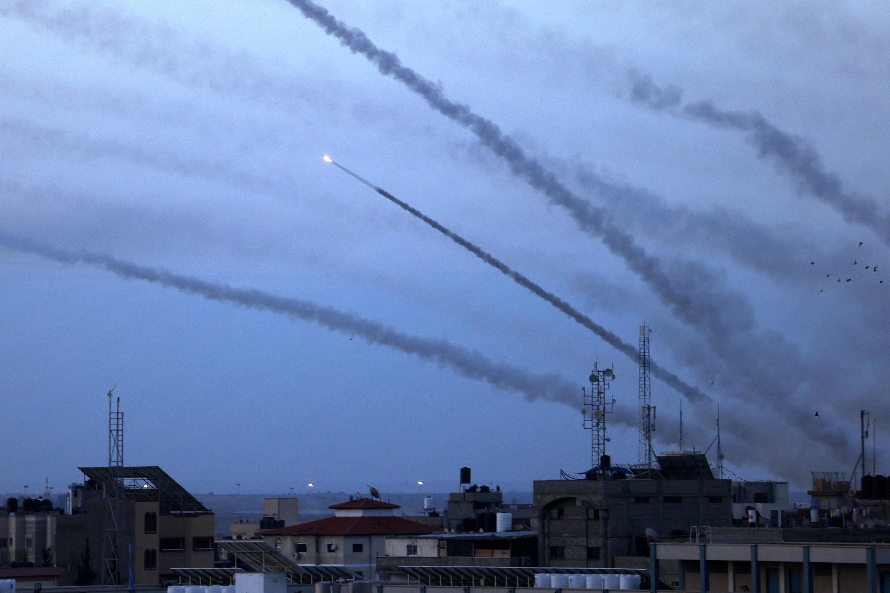 Cohetes lanzados desde Gaza hacia Israel.