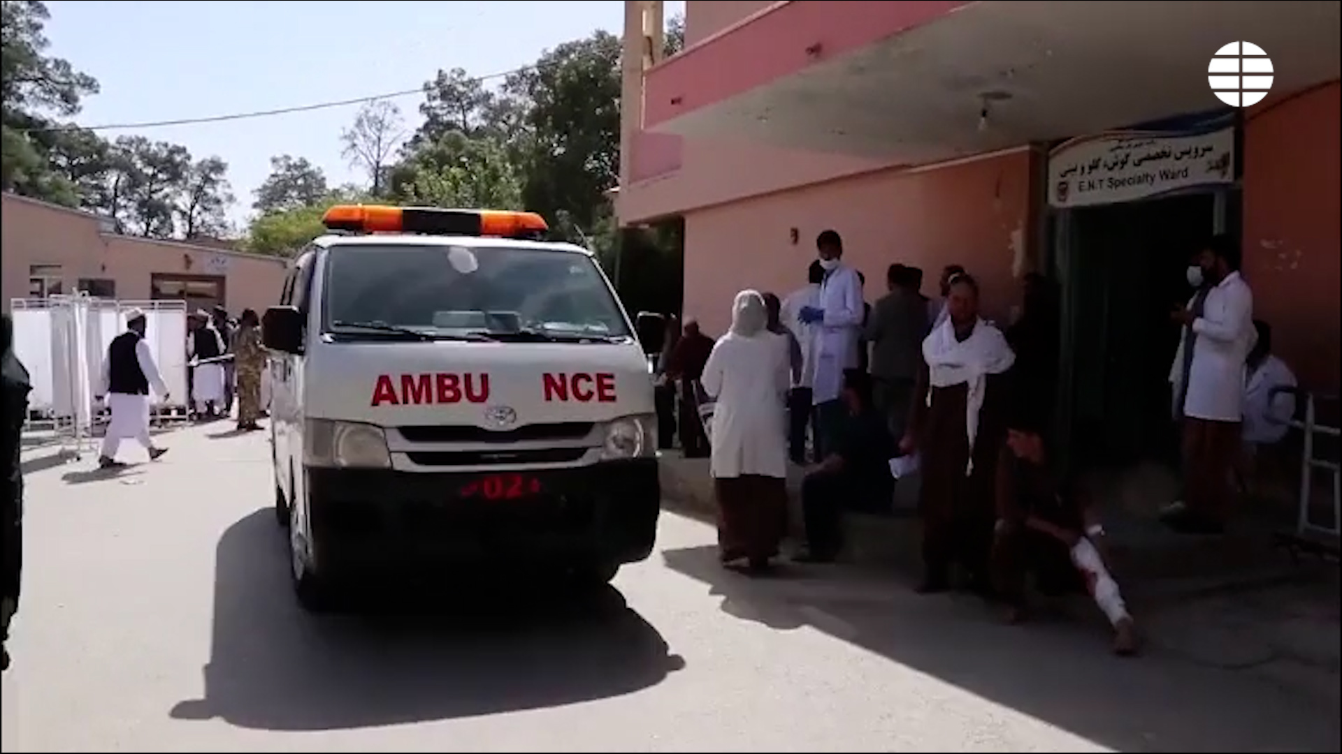 Una ambulancia socorre a los heridos del terremoto.