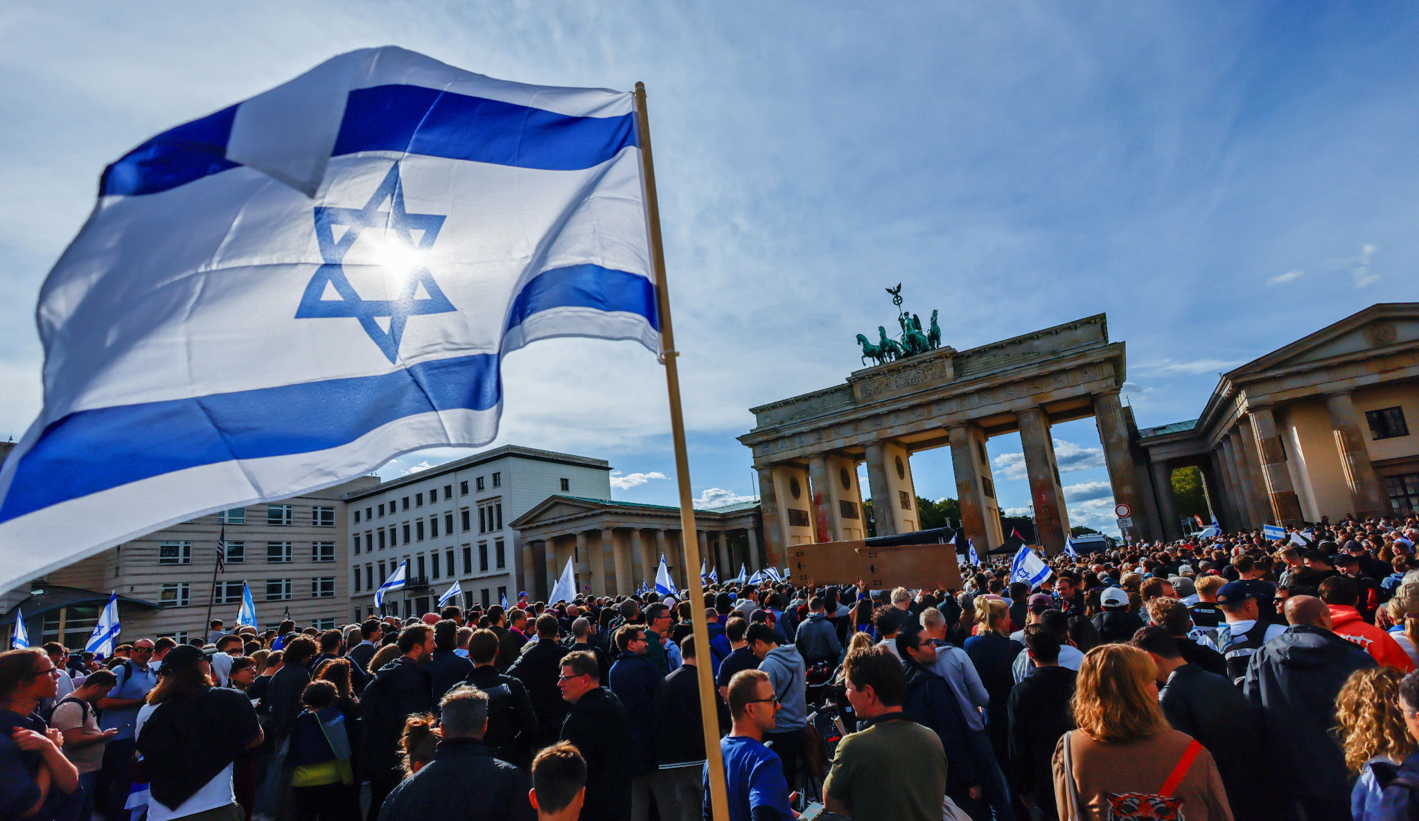 Una manifestación de solidaridad con Israel frente a la Puerta de Brandemburgo, en Berlín.