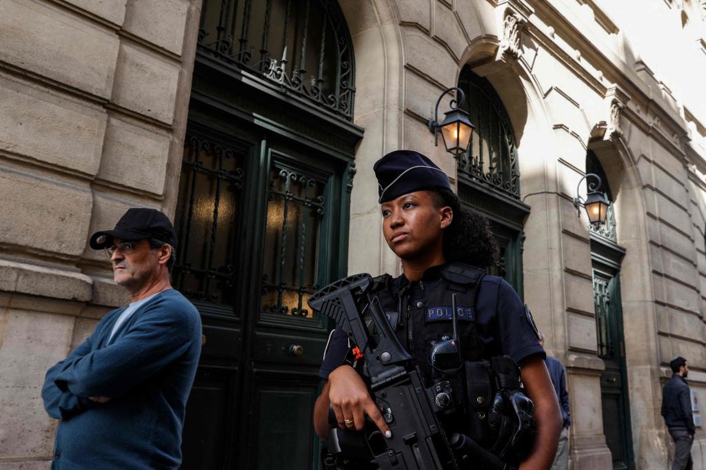 Una oficial de la Policía francesa patrulla, ayer, en las inmediaciones de una sinagoga en el centro de París.