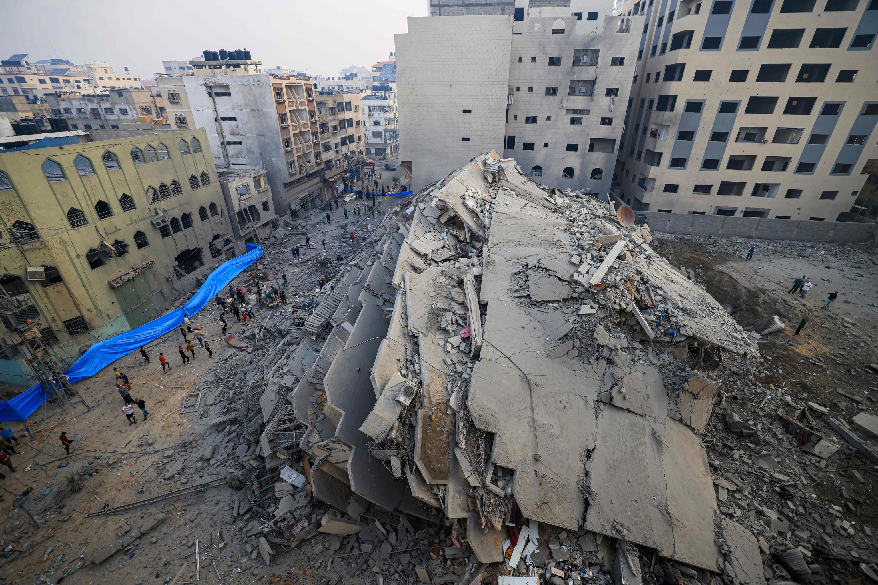 Ruinas de un enorme edificio en Gaza destruido por la respuesta militar israel