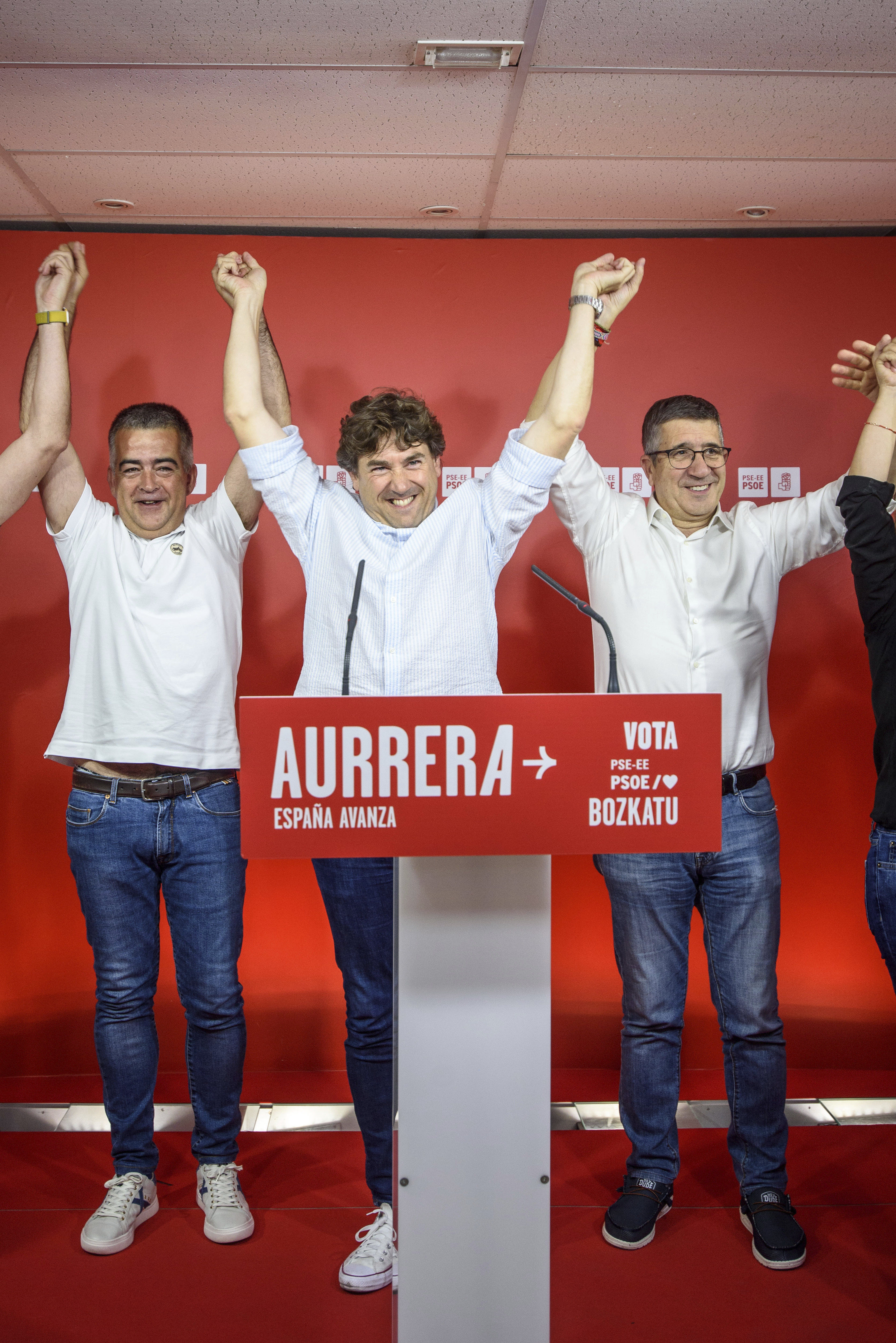 Andueza junto Miguel ngel Morales y Patxi Lpez celebra los resultados de las elecciones generales en la sede del PSE-EE de Bilbao.