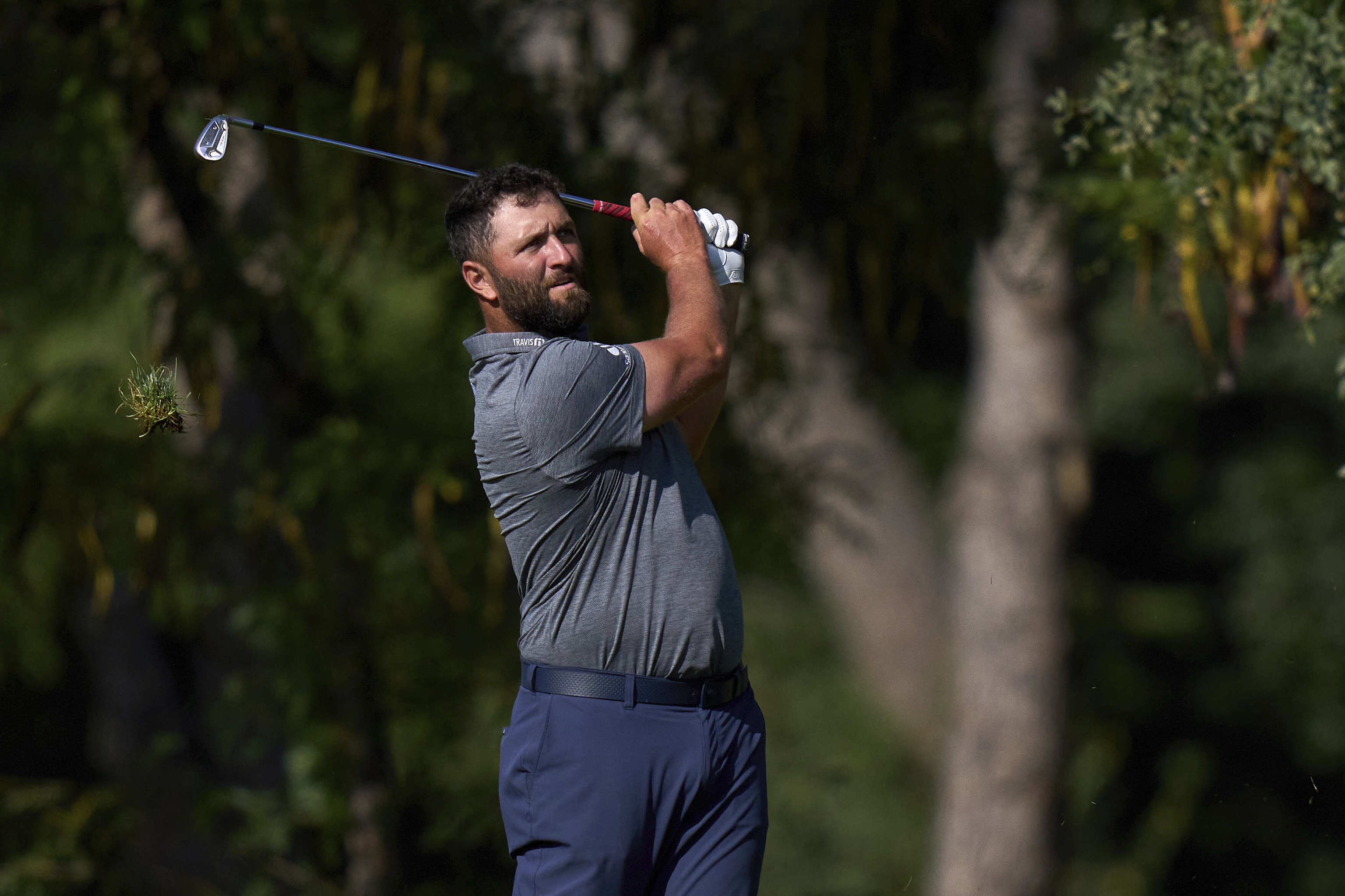 Jon Rahm finaliza un swing con un hierro en el Club de Campo.