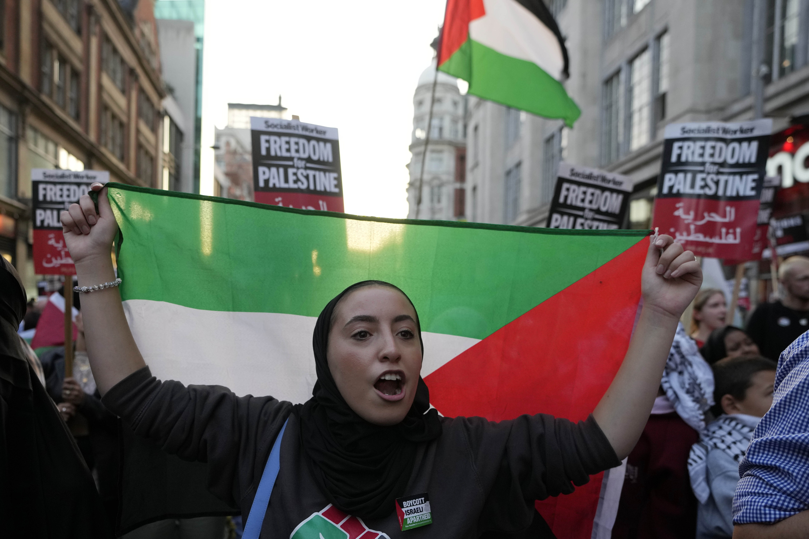 Una manifestante exhibe una bandera palestina en Londres, este lunes.