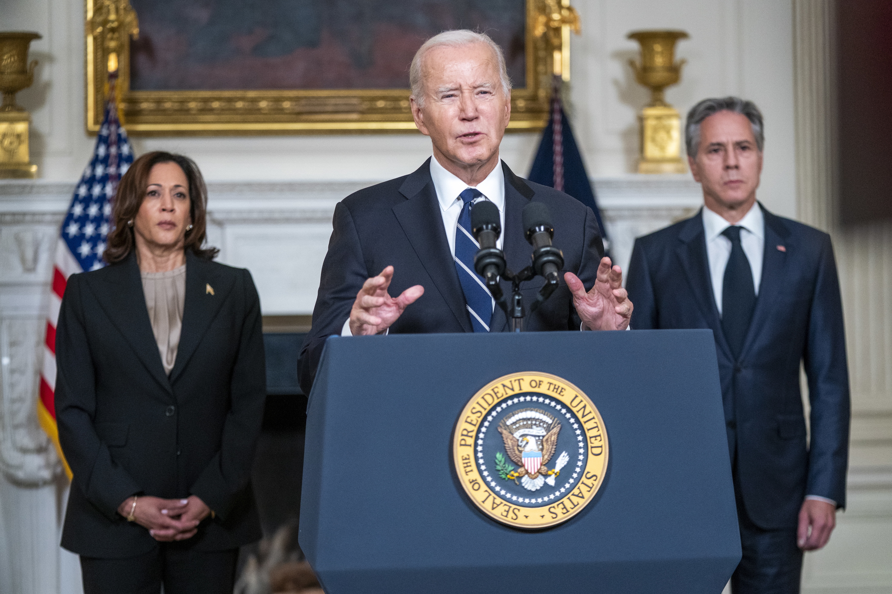 Joe Biden, ayer con su vicepresidenta, Kamala Harris, y su secretario de Estado, Antony Blinken, en su comparecencia.