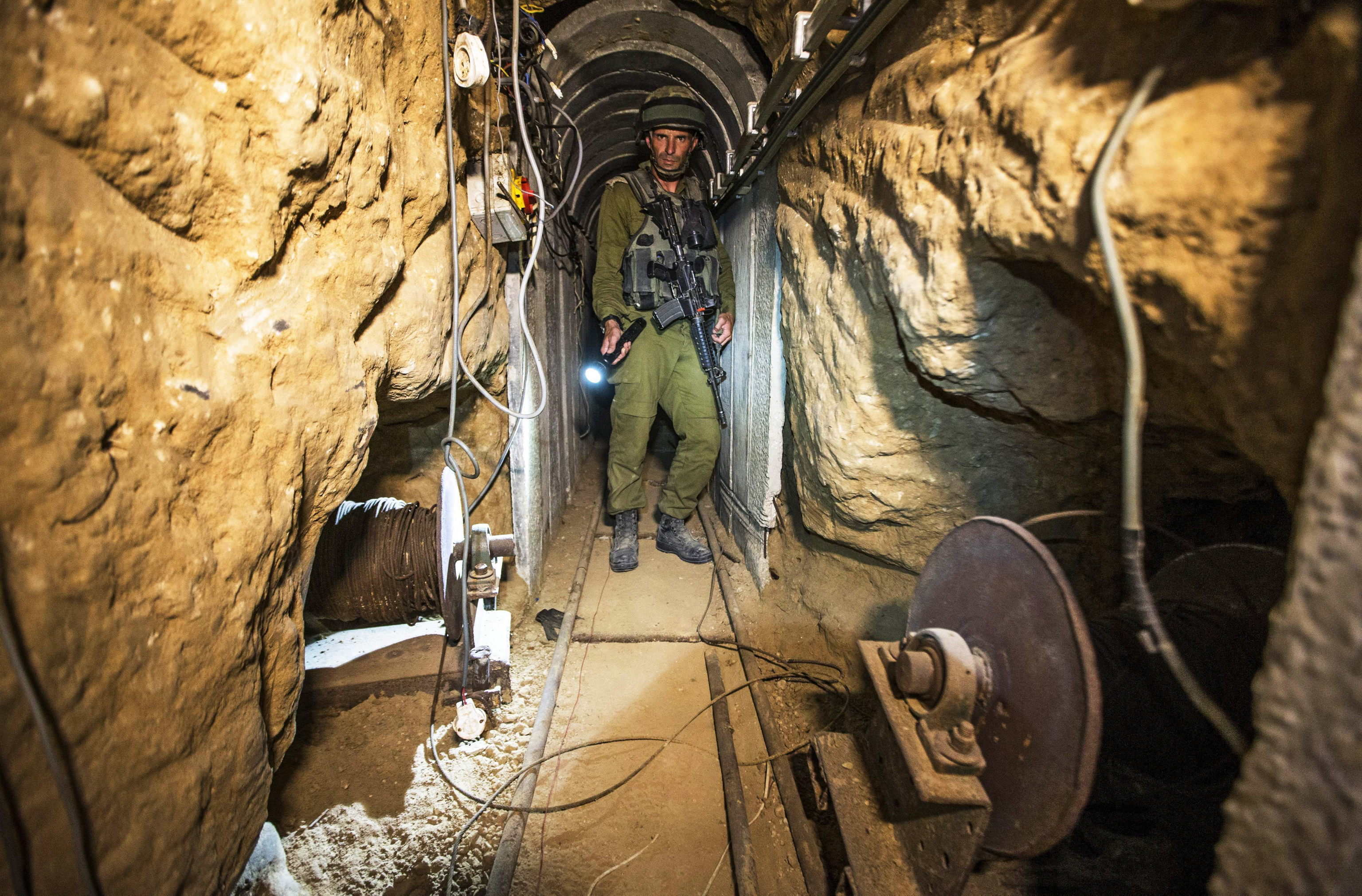Un soldados israelí dentro de uno de los túneles, en una imagen de archivo de 2014.