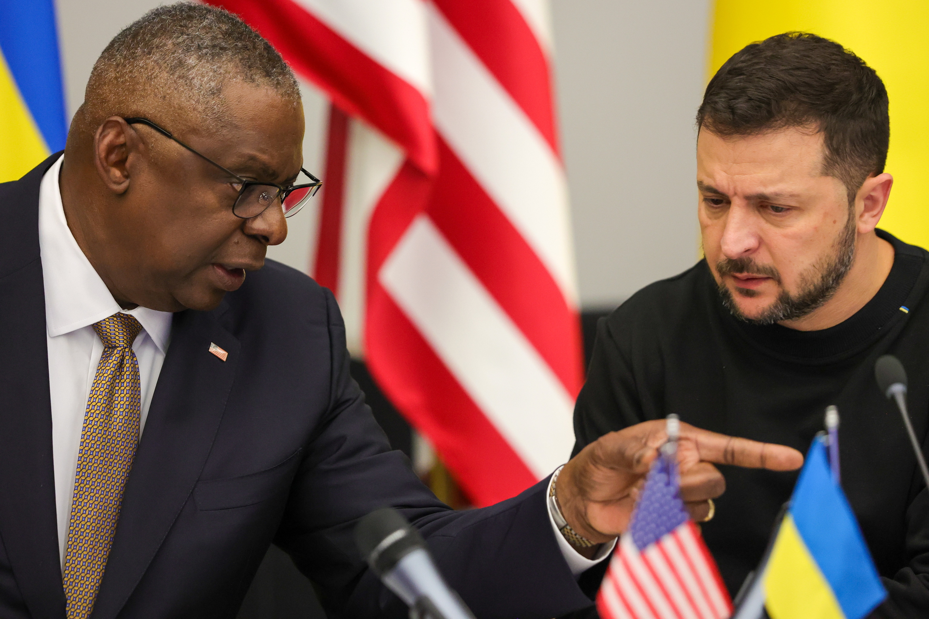 El secretario de EEUU, Lloyd J. Austin III (I), conversa con el presidente de Ucrania, Volodymyr Zelensky, durante una reuni