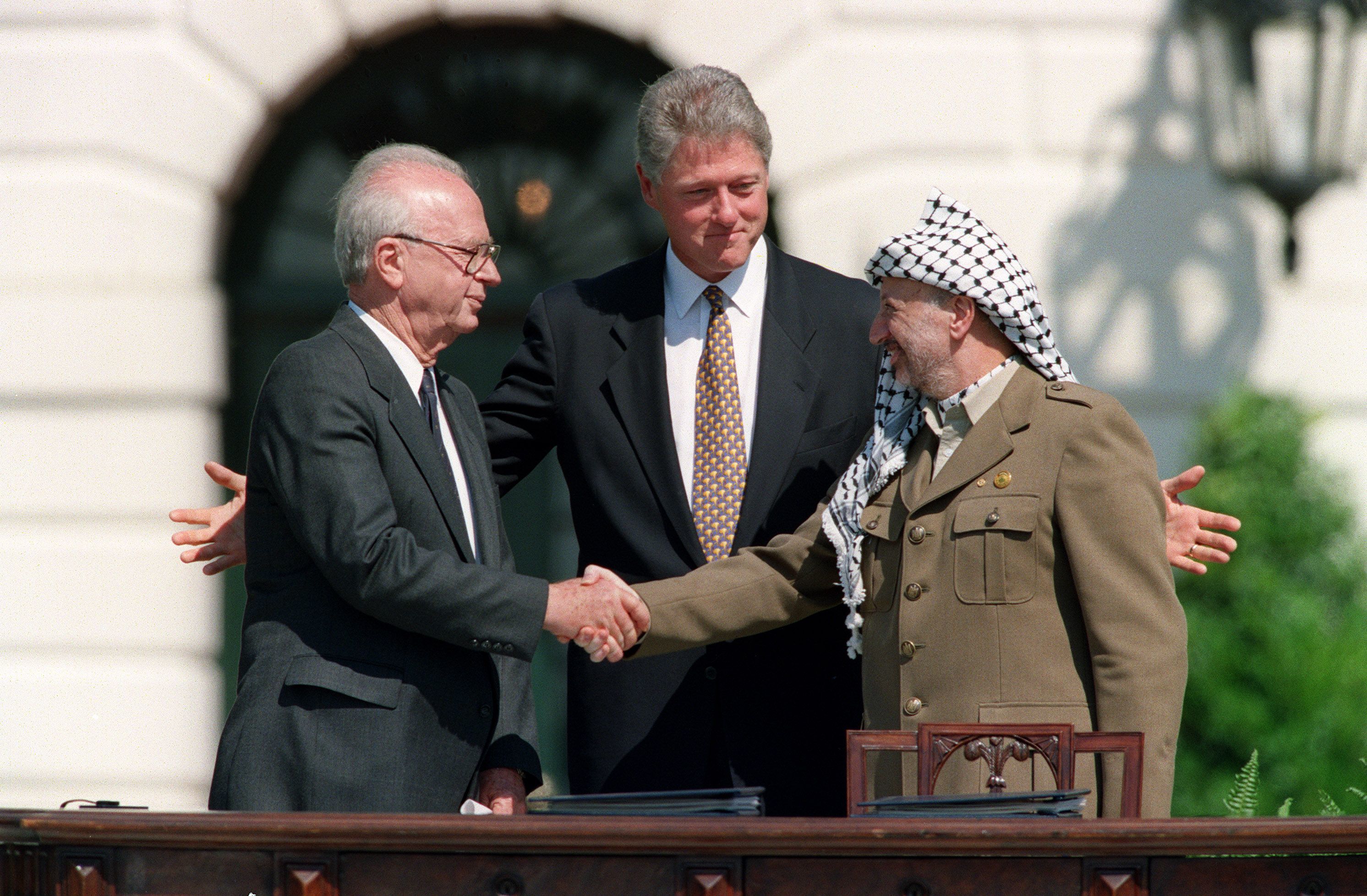Isaac Rabin, Bill Clinton y Yasir Arafat, tras firmar los acuerdos de Oslo en 1993.
