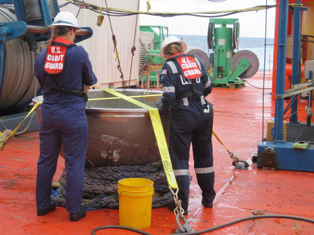 Ingenieros de seguridad marina de la Guardia Costera inspeccionan la tapa de titanio de popa de Tit