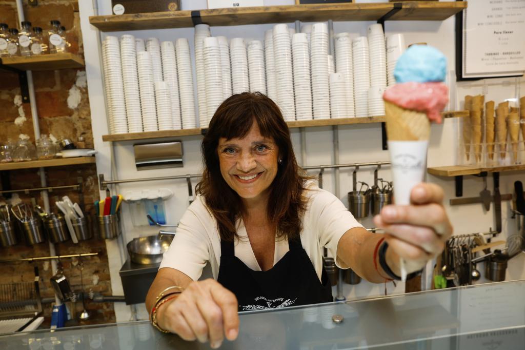 La empresaria Elba Vallejo en su heladería.