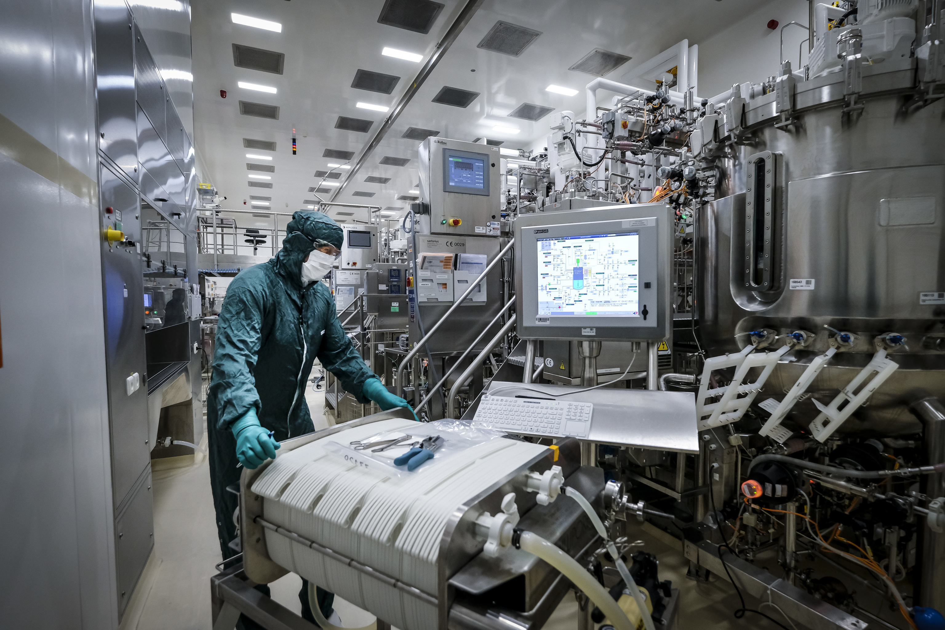 Un trabajador
realiza un test
en la sala
del tanque del
compuesto
antignico