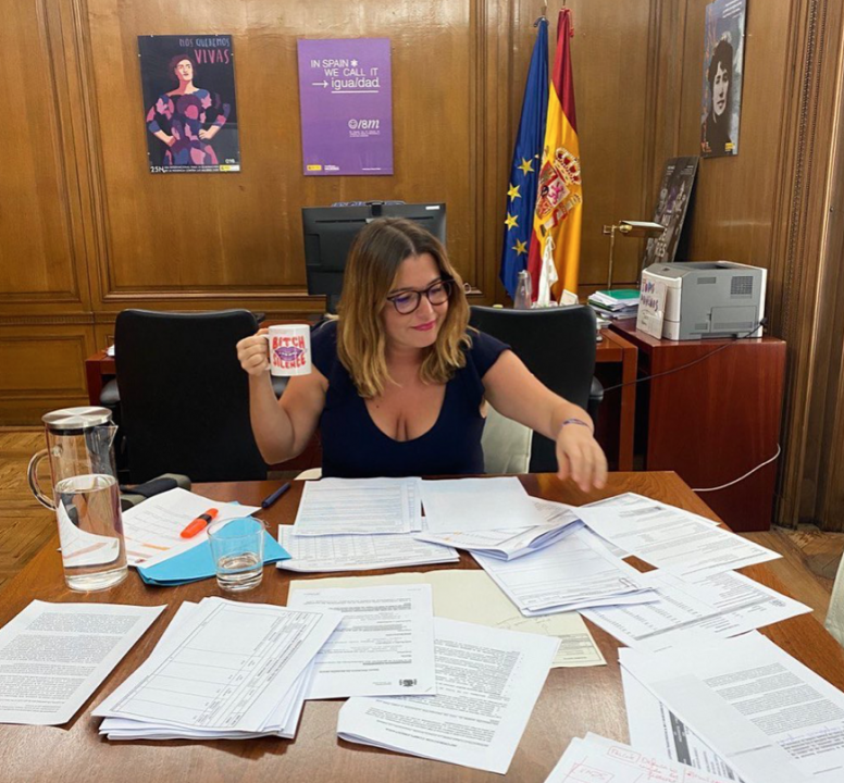 Pam rodeada de papeles en su despacho del ministerio