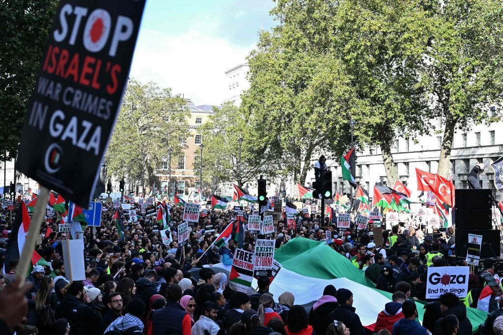 Cientos de manifestantes desafían al Gobierno británico y ondean la bandera palestina por las calles de Londres