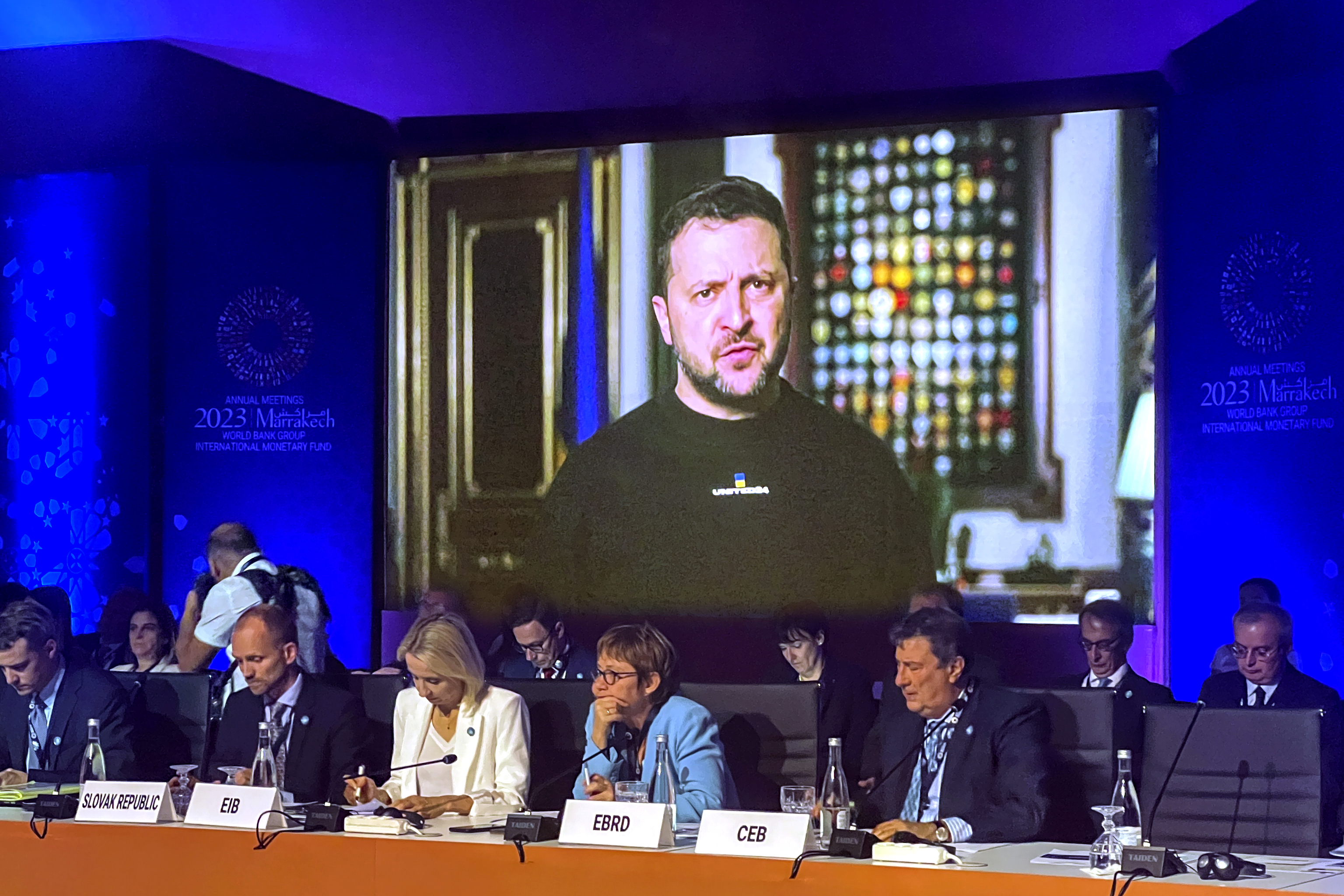 Vista del presidente ucraniano, Volodmir Zelenski, que pidi hoy en una intervencin por teleconferencia en la Cuarta Mesa Redonda sobre Ucrania del Fondo Monetario Internacional, celebrada en Marrakech (Marruecos) que contine el apoyo financiero a Ucrania.