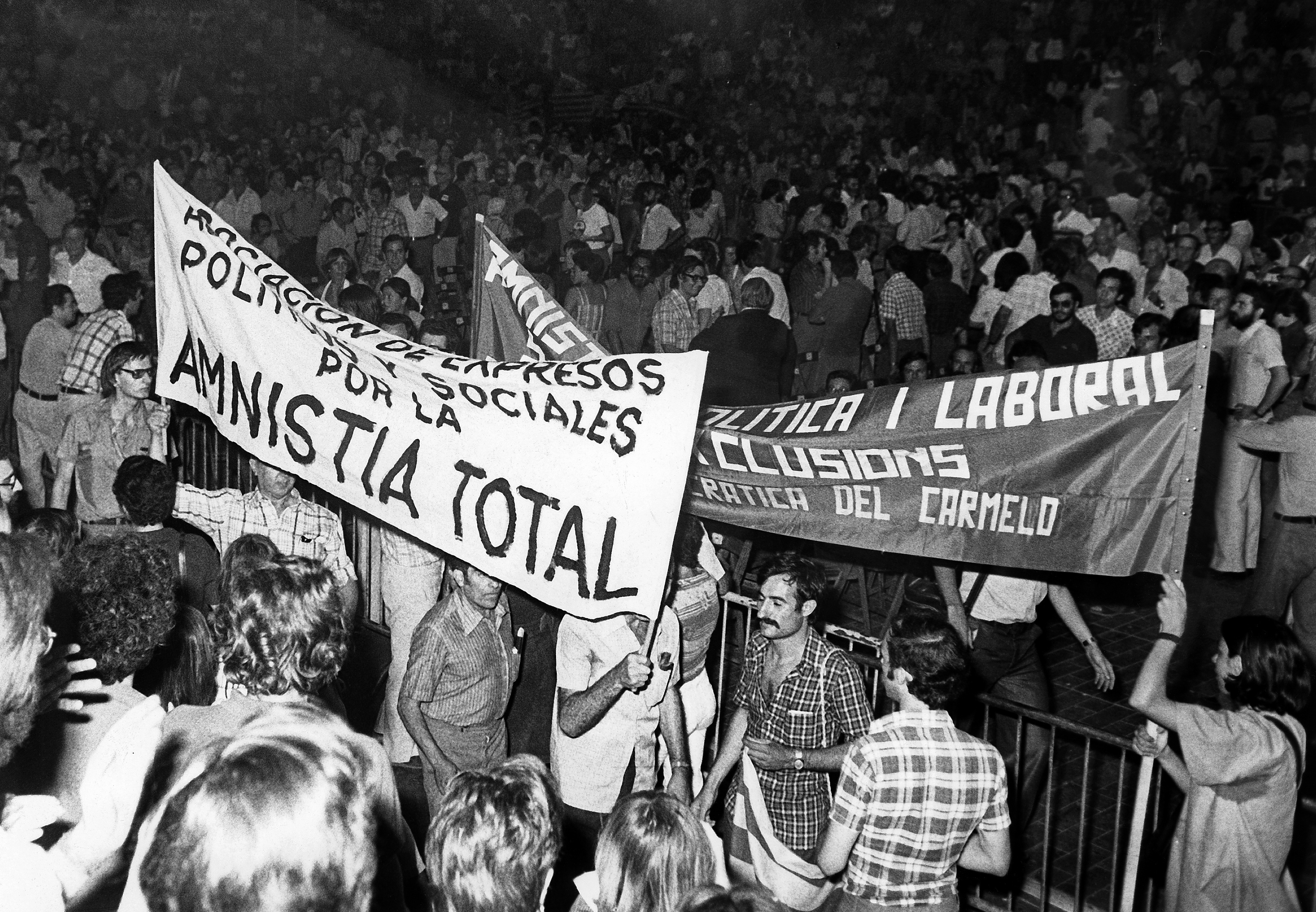Pancartas para reinvindicar la amnistía total en un mitin celebrado en Barcelona en 1976.