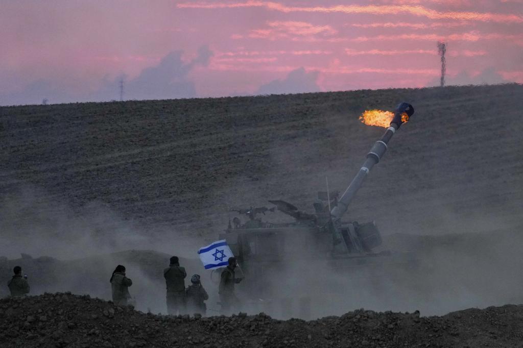 Una unidad mvil de artillera israel dispara un proyectil desde el sur de Israel hacia la Franja de Gaza.