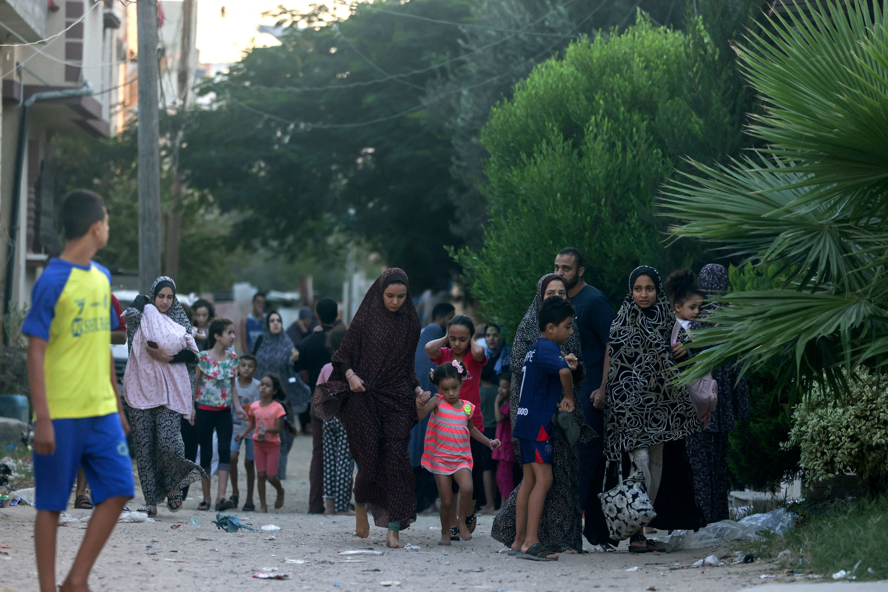 Familias palestinas huyendo de sus casas en la franja de Gaza.
