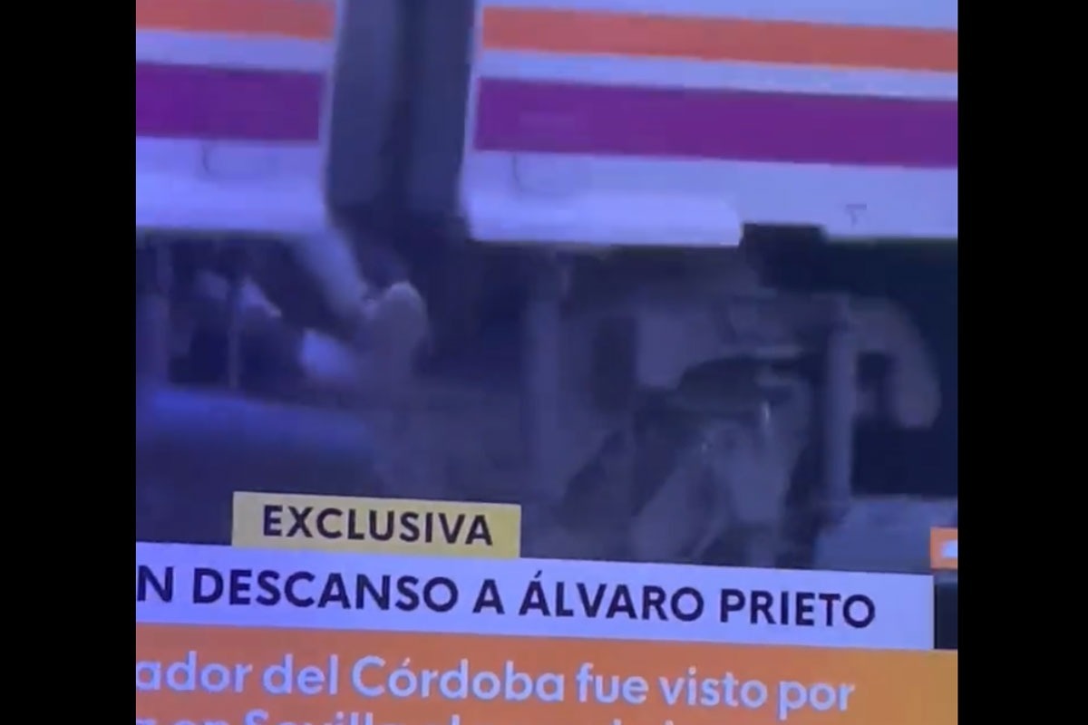 El cuerpo localizado, entre los dos vagones.