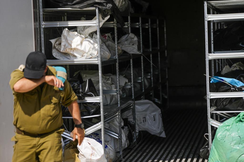La angustia en la base militar israelí en la que identifican los cadáveres: «No estábamos preparados para estas atrocidades»