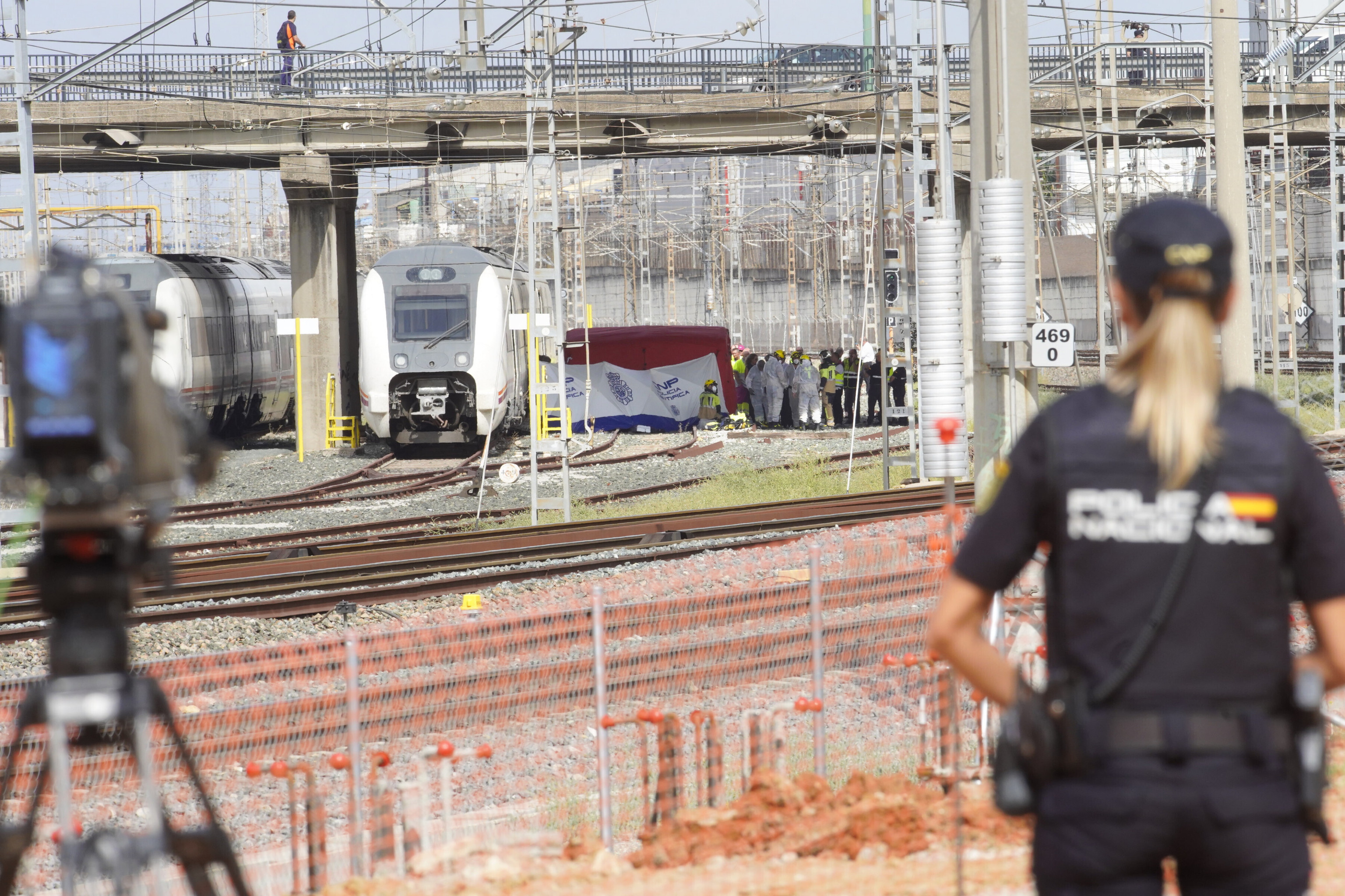 Una agente de la Polica Nacional observa el operativo montado junto al tren en el que se descubri el cuerpo de lvaro Prieto.