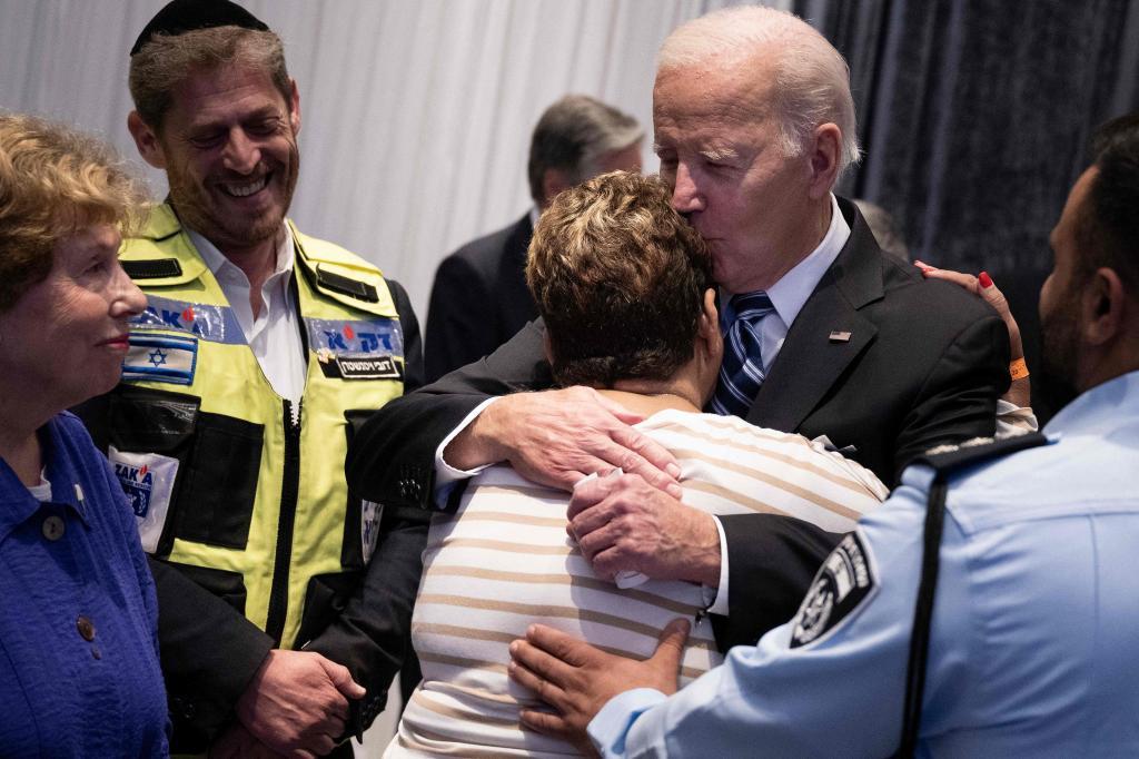 Joe Biden, abraza a Inbal Lieberman, que fue jefe de seguridad de su kibutz. | AFP