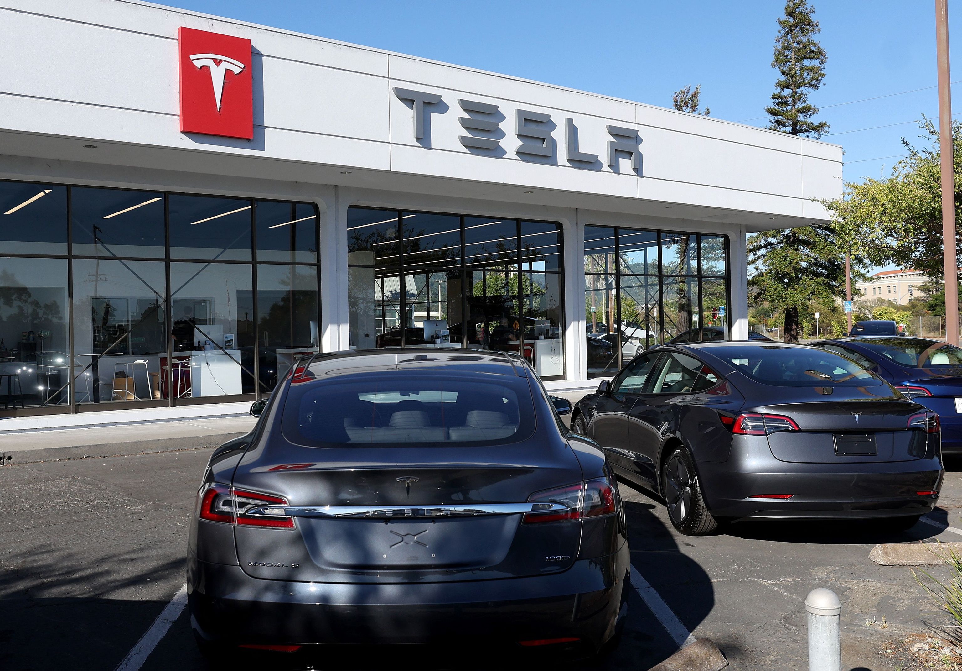 Un concesionario de Tesla en Corte Madera, California.