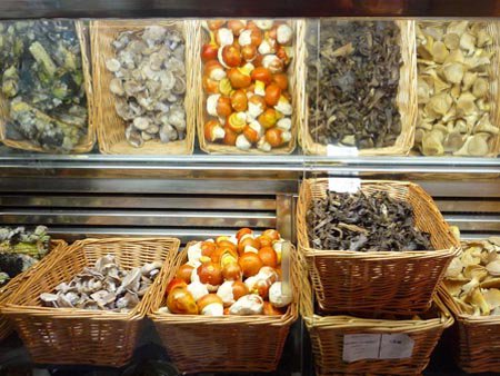Diferentes variedades de setas en un mostrador de un restaurante.