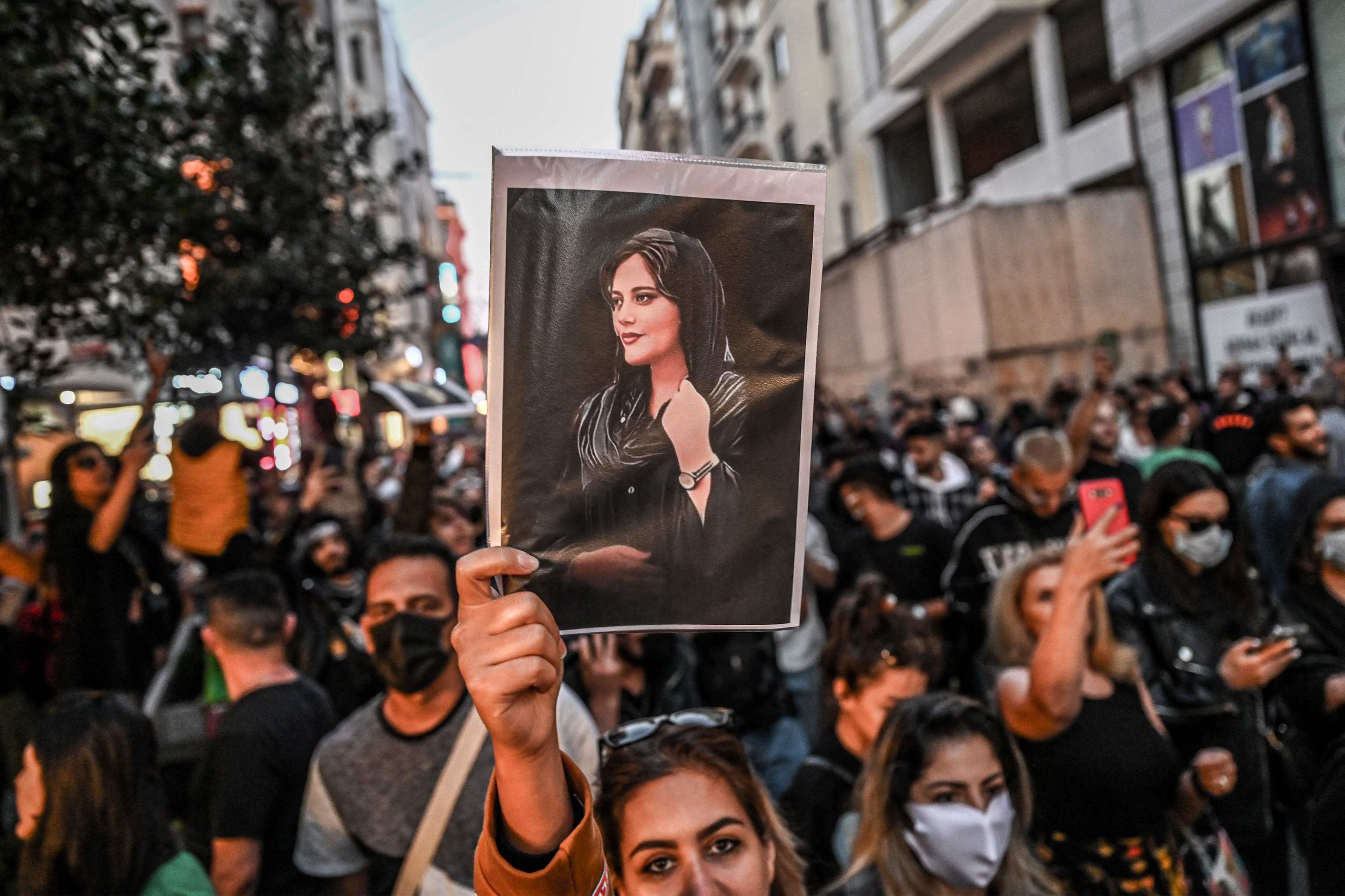 Una mujer sostiene un retrato de Amini durante una protesta.