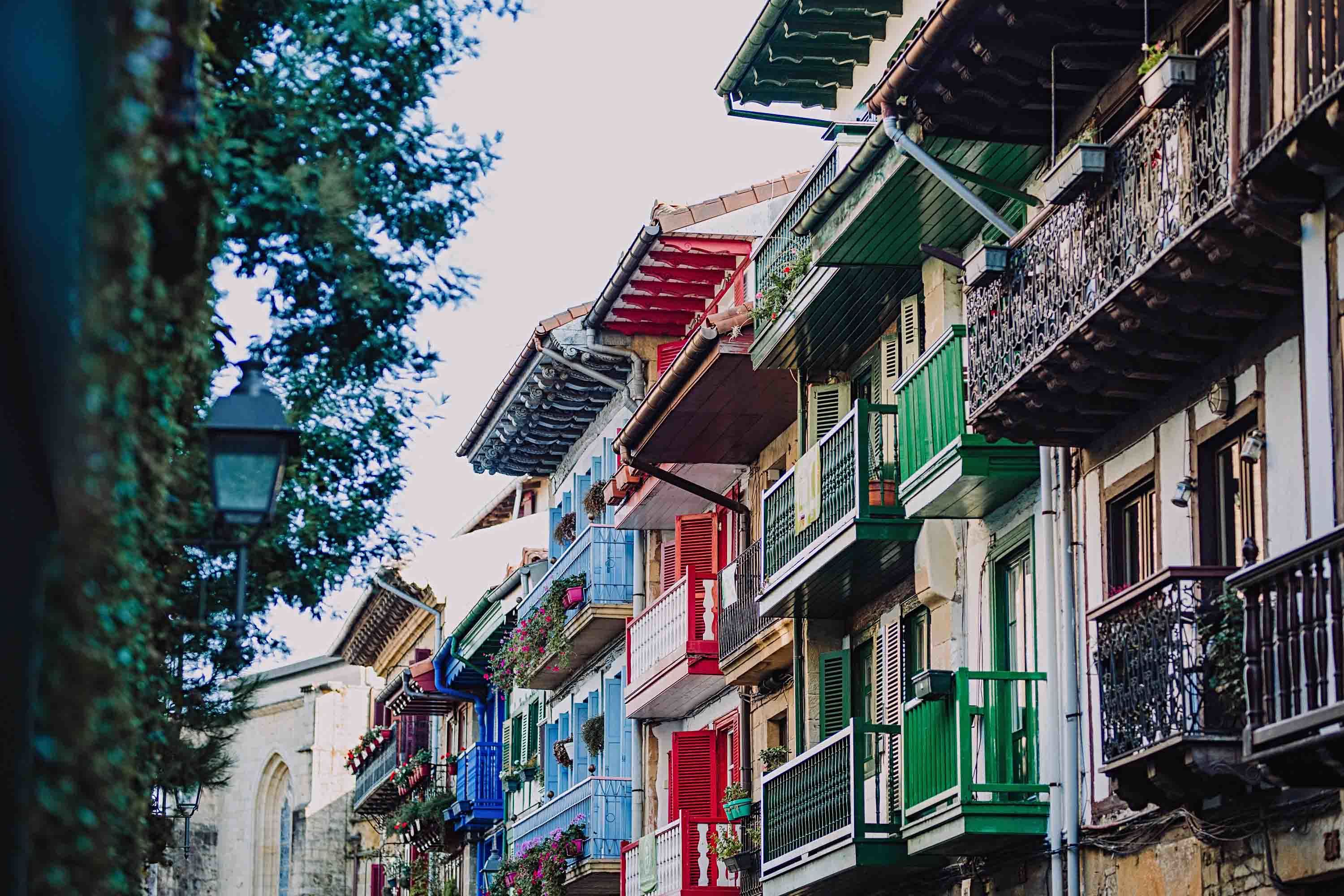 Las coloridas fachadas del barrio de Pescadores de Hondarribia.