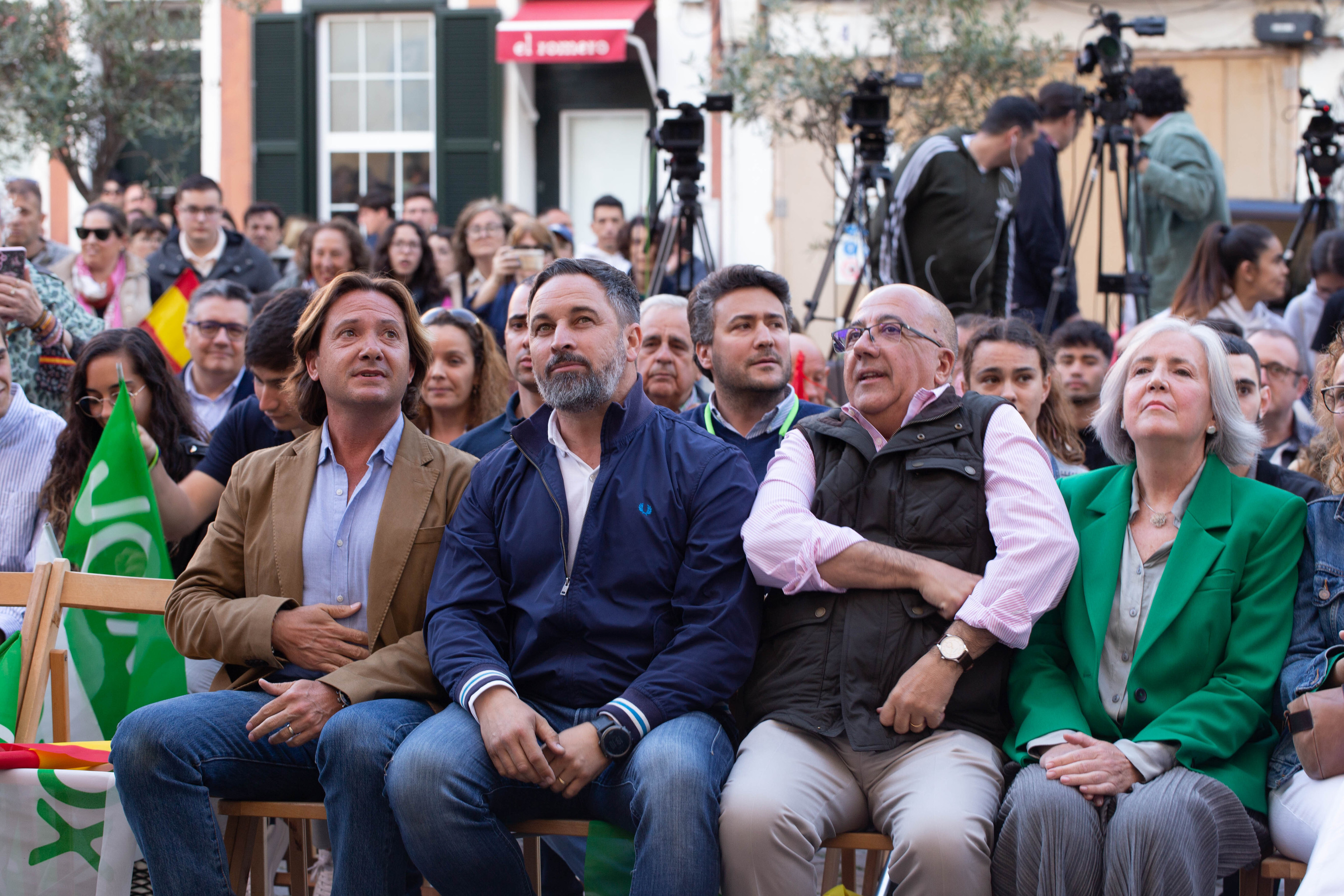 El diputado balear de Vox, Xisco Cardona, sentado junto a Abascal en un acto del partido.