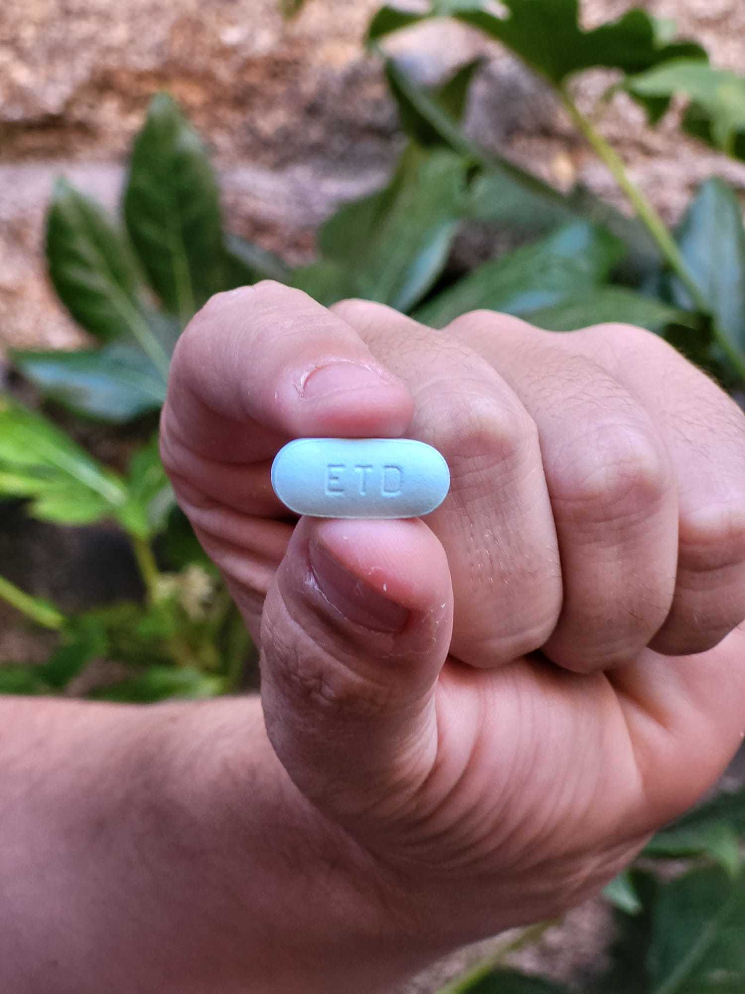 Un usuario de la PrEP (PreExposure Prophylaxis) muestra la pastilla que se toma cada día.