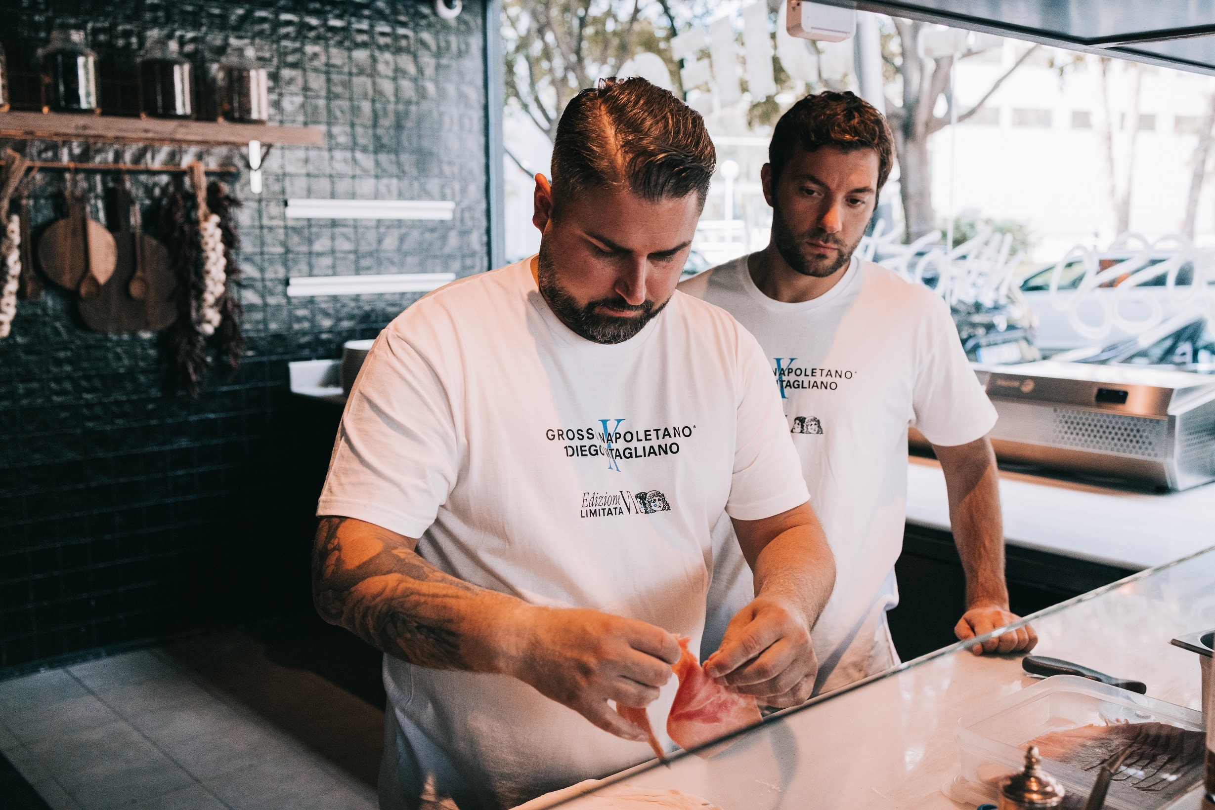 Diego Vitagliano y Fabrizio Polacco, director de producto de Grosso Napoletano, preparando el calzone en Madrid.