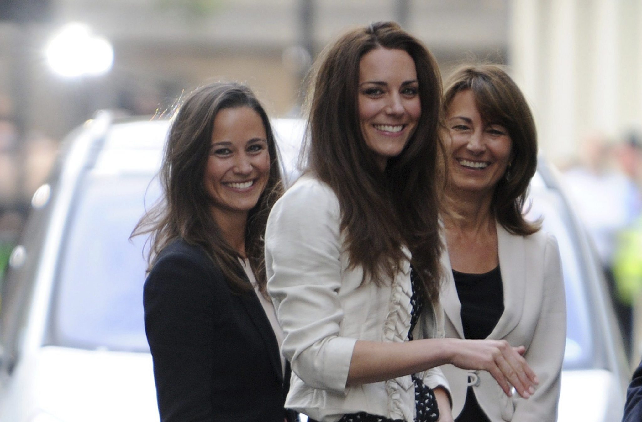 Carole Middleton con sus hijas, Pippa y Kate.