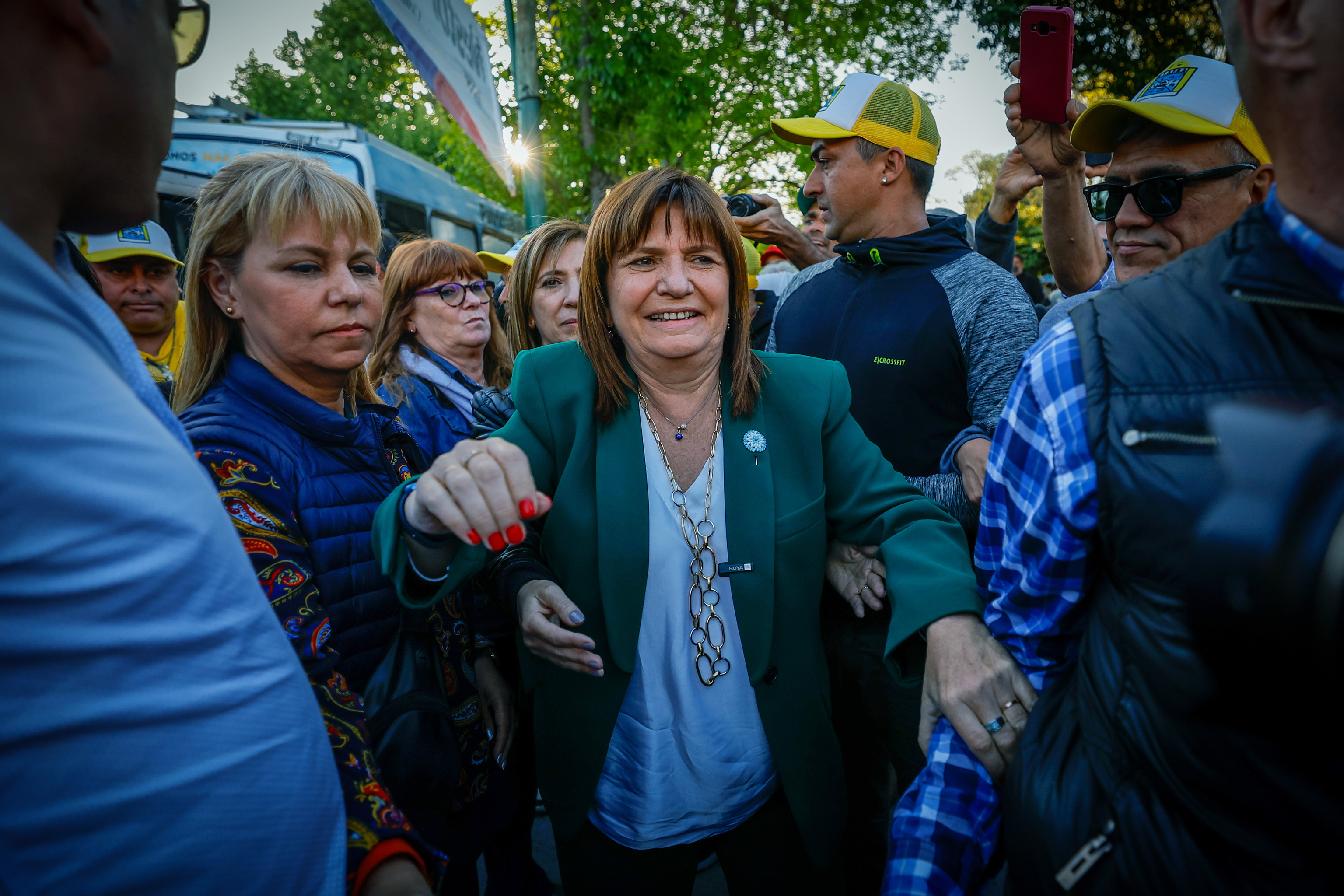 Patricia Bullrich saluda a sus seguidores en la ciudad de Lomas de Zamora.