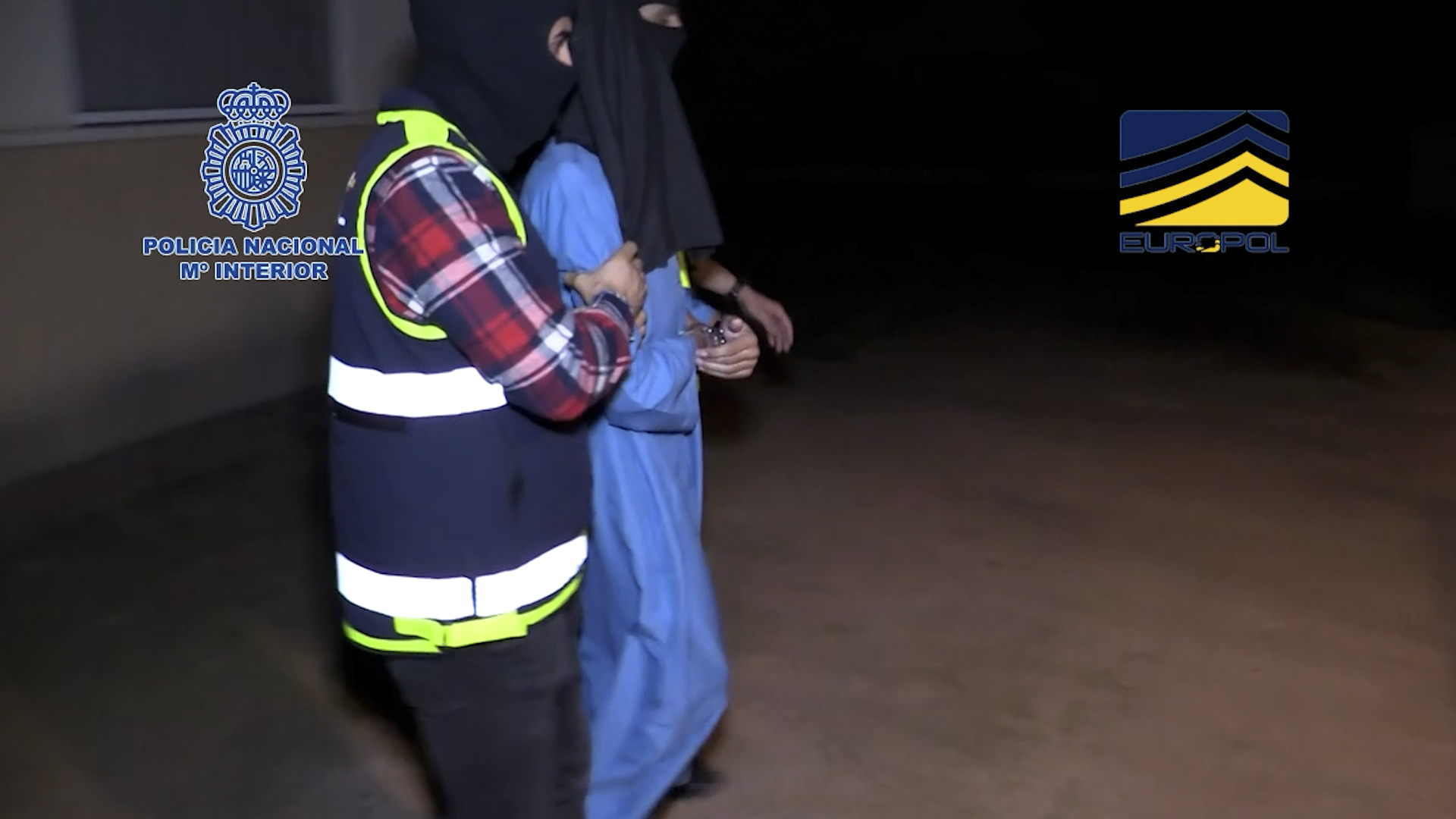 Un polica se lleva a un detenido en una operacin antiyihadista el pasado octubre.