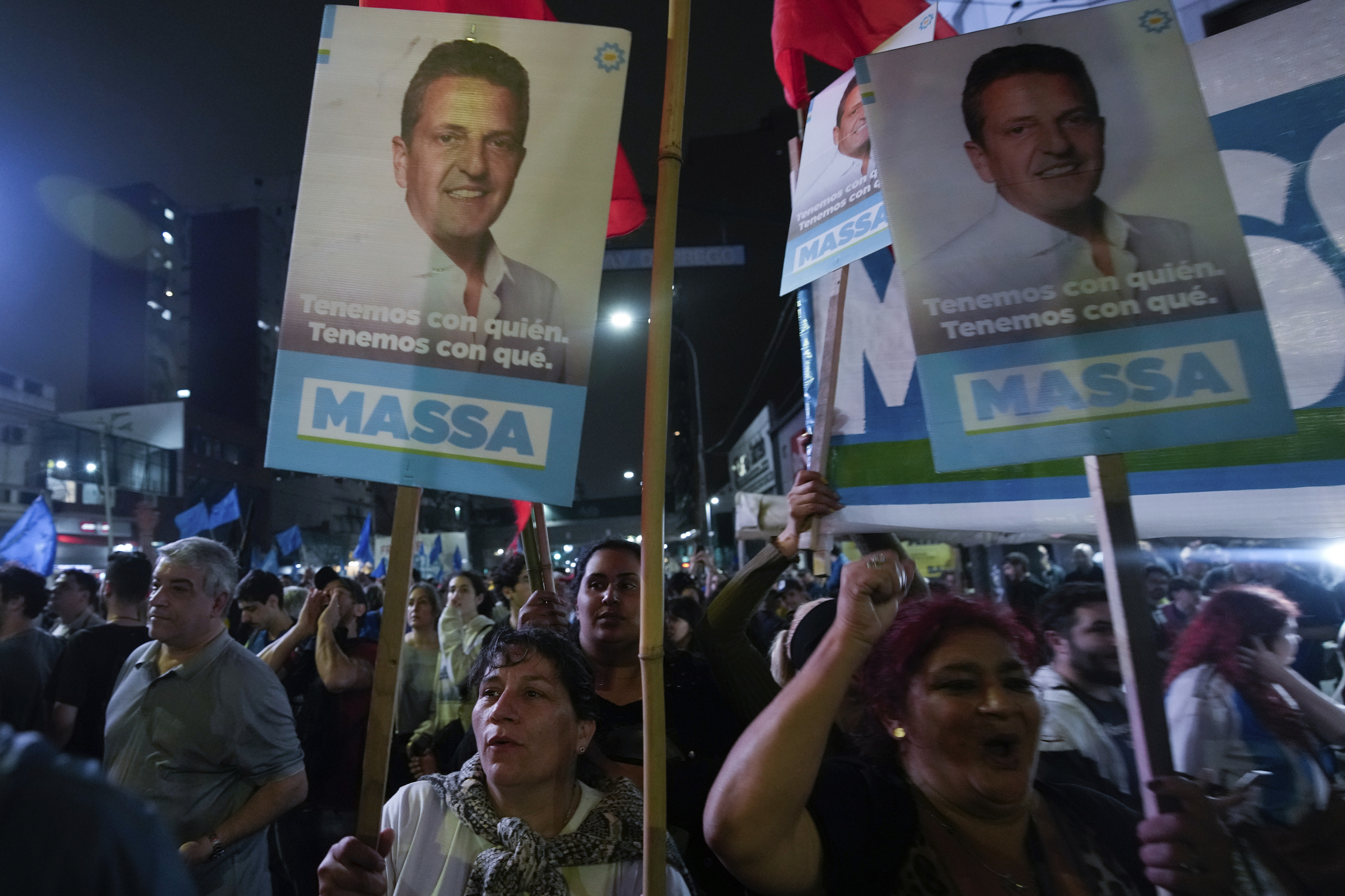 Simpatizantes de sergio Massa celebran la victoria del candidato de Unin por la Patria.