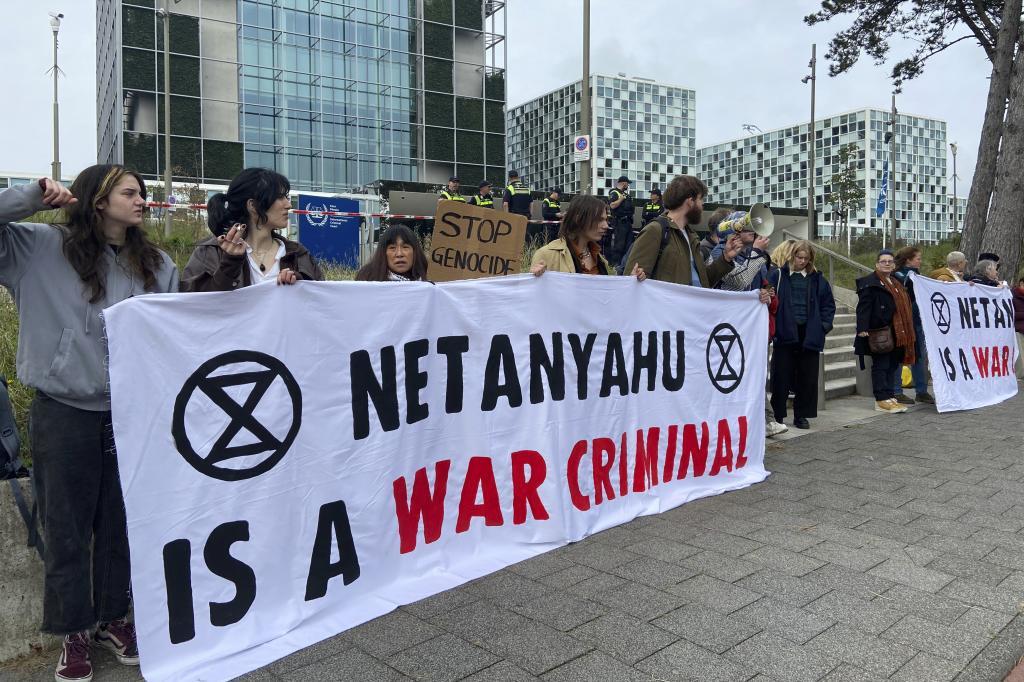 Pancarta contra Netanyahu ante el Tribunal Internacional de La Haya. | AP
