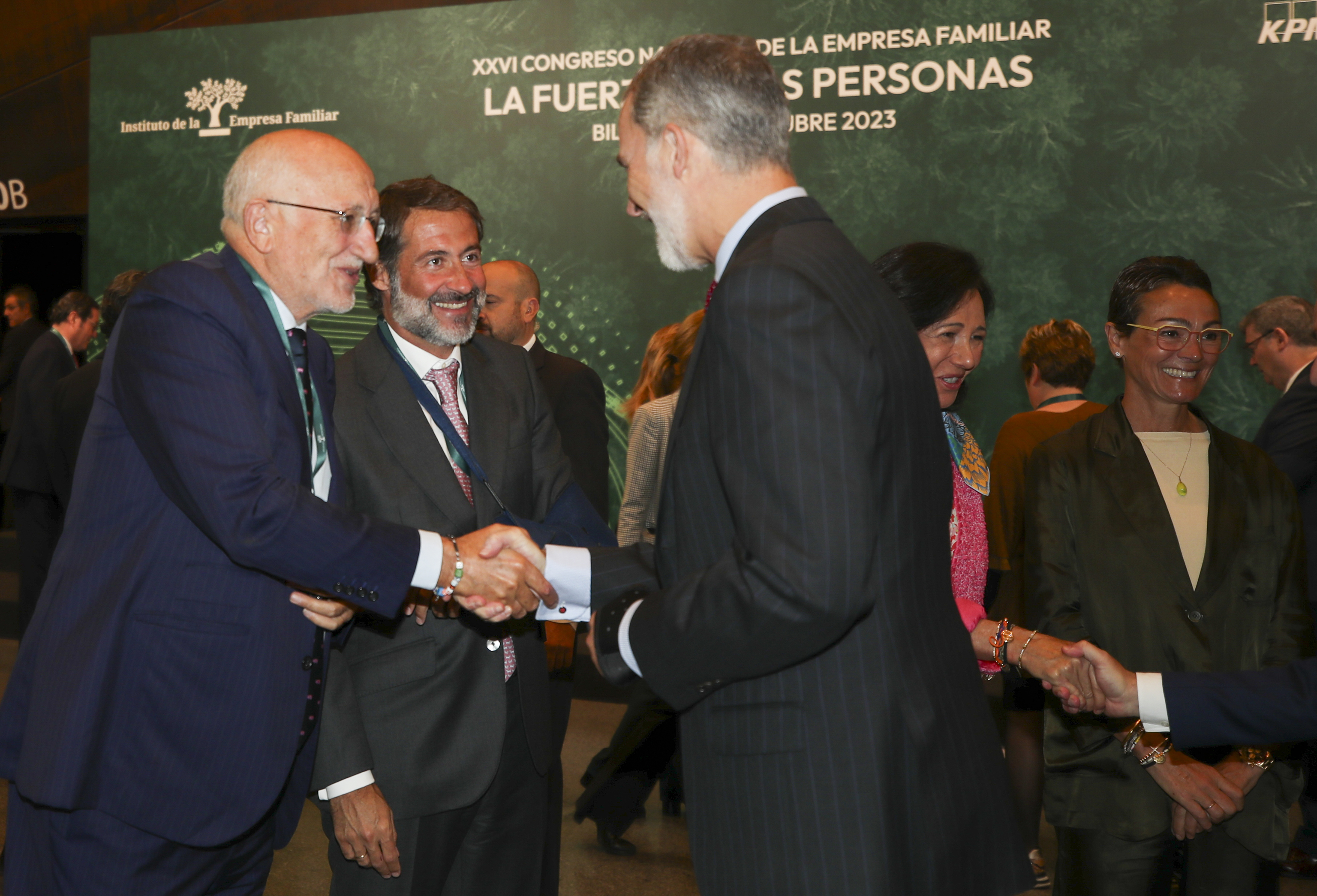 El Rey Felipe VI saluda al presidente de Mercadona  Juan Roig, y al presidente de KPMG Espaa, Juan Jos Cano