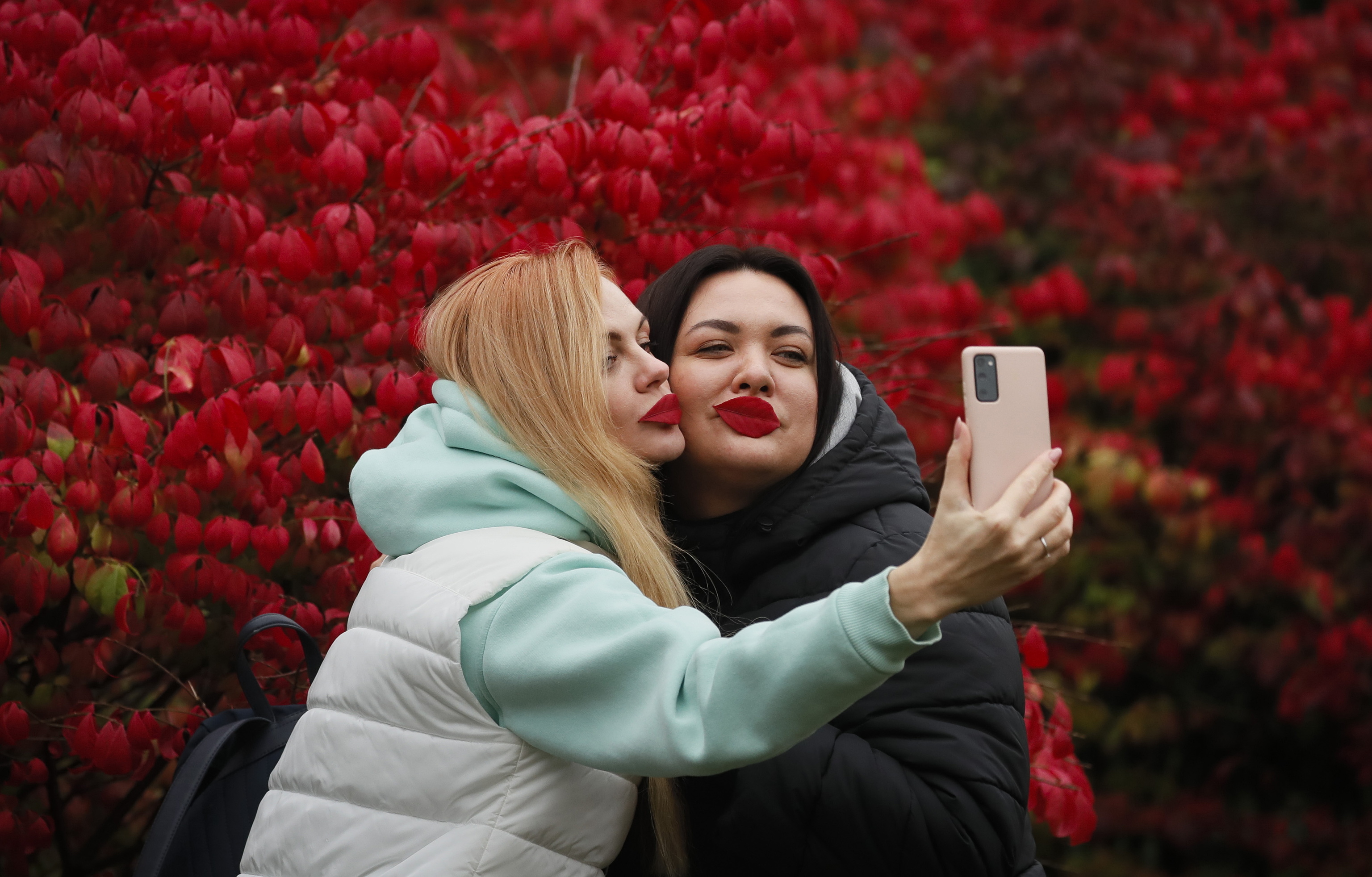 Dos mujeres se hacen un selfie con su mvil