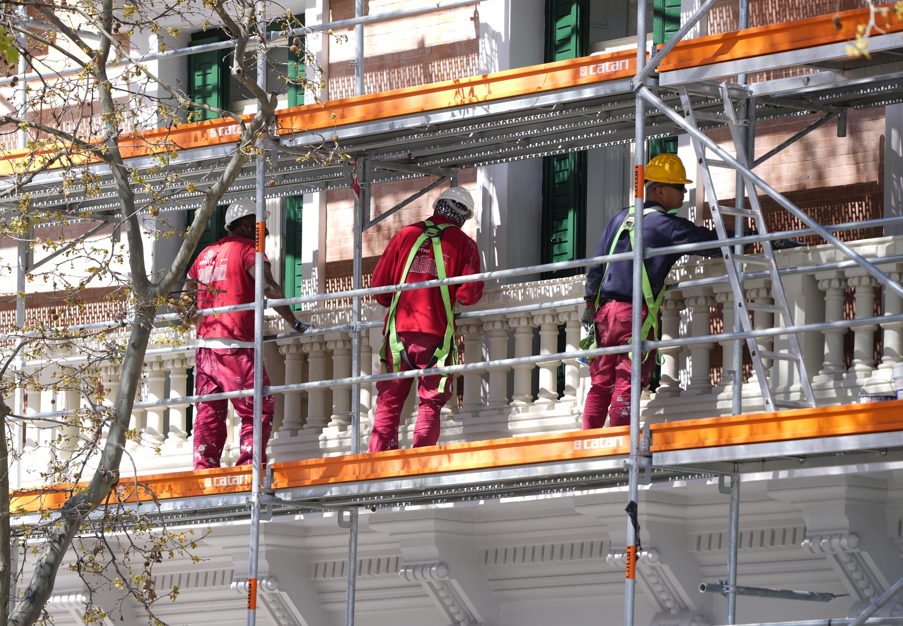 Varios operarios trabajan en una obra en Madrid