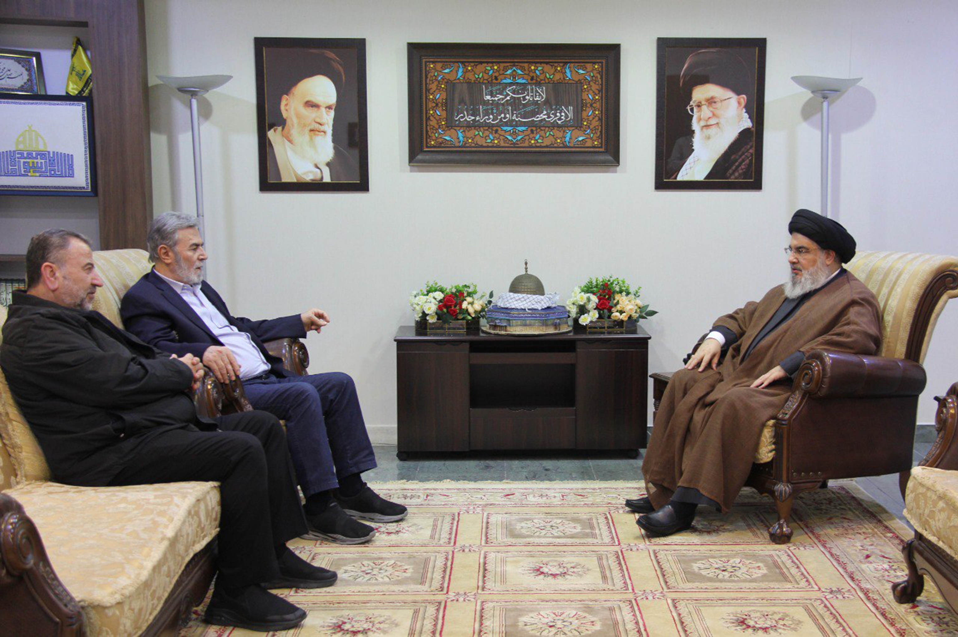 Hassan Nasrallah (derecha) con Saleh al-Arouri y Ziad al-Nakhala.