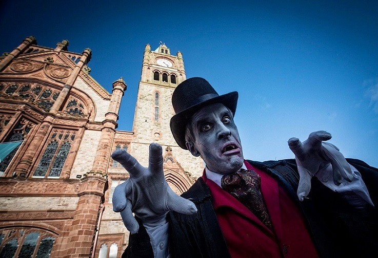 Personaje caracterizado en Derry-Londonderry en Halloween.