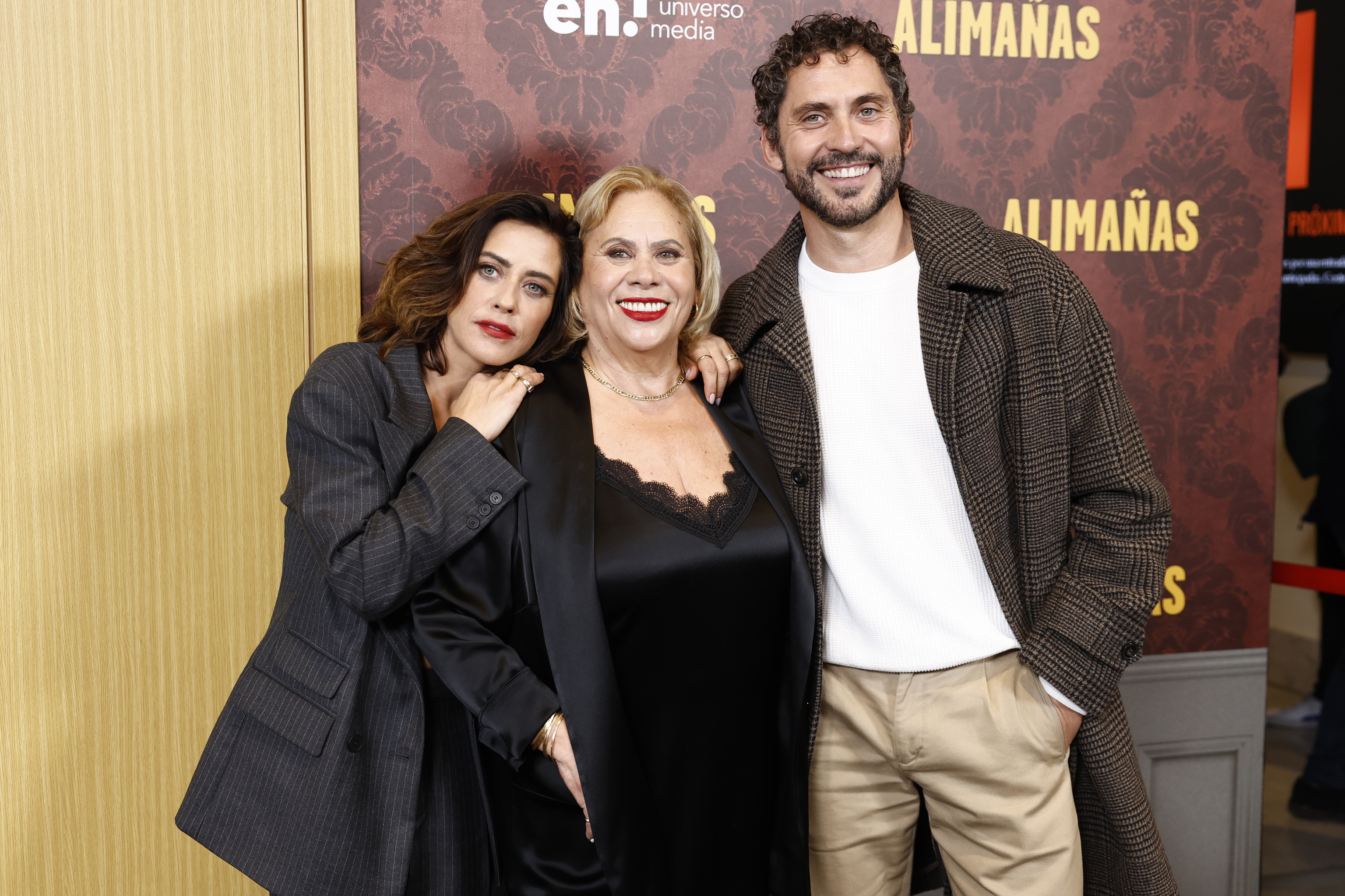 Carmina Barrios junto sus hijos, los actores Paco y María León